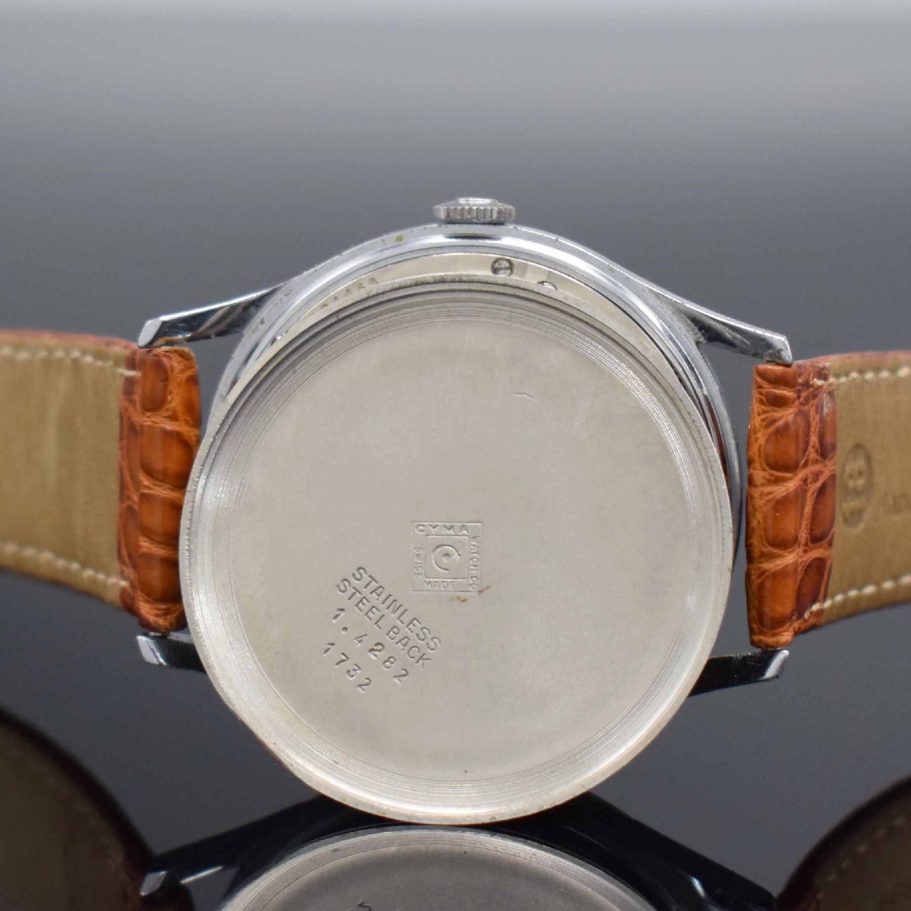 Detail g: CYMA Chronometer Cymaflex Referenz 586 K Herrenarmbanduhr 36 mm, Schweiz um 1955, Handaufzug, verchr. Geh., Stahlboden aufgedr., silb. Zifferbl. m. ...