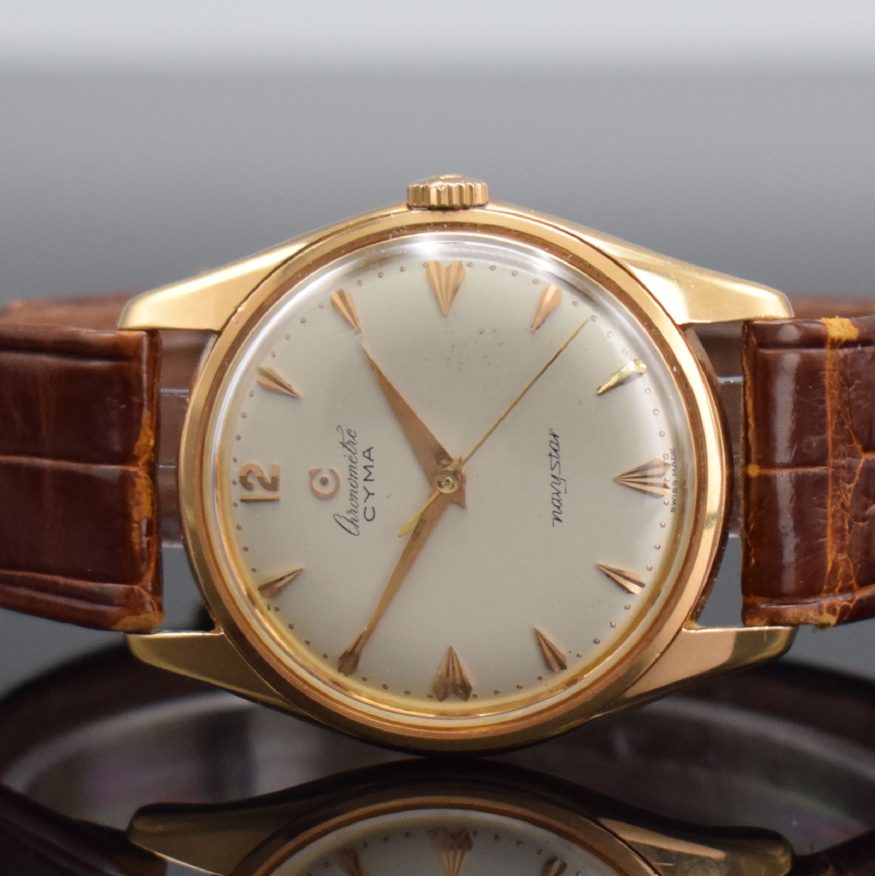 Detail a: CYMA Navystar Chronometer seltene Herrenarmbanduhr in RoseG 750/000, Schweiz um 1960, Handaufzug, 2-teil. Geh., Boden geschr., silb. Zifferbl. m. ...