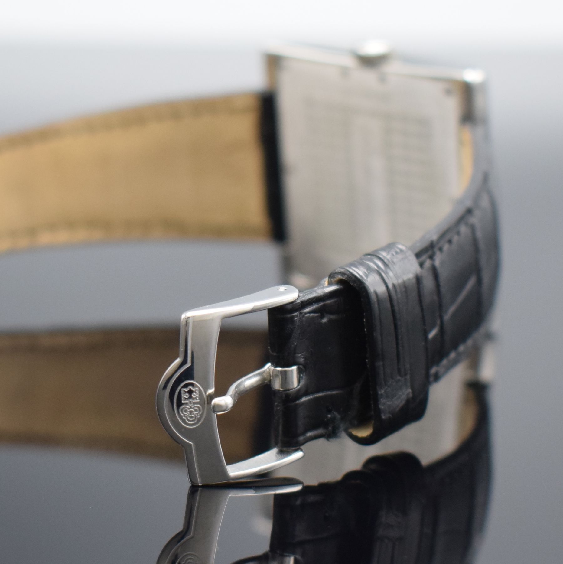 Detail d: CORUM Buckingham Herrenarmbanduhr Referenz 157.181.20, Schweiz um 2005, Handaufzug, Edelst., Boden 9-fach verschr., orig. Lederband m. orig. ...