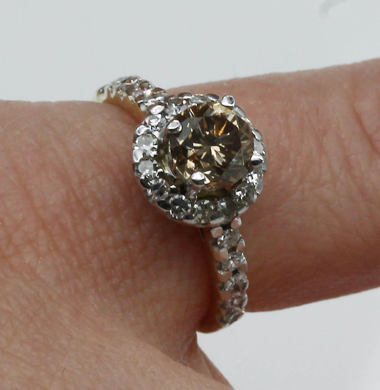 Detail a: 14 kt Gold Brillant-Ring, GG 585/000, mittiger Brillant 1.03 ct Braun, 23 8/8-Diam. zus. ca. 0.50 ct Weiß/si, RW 51, ca. 3.5 g