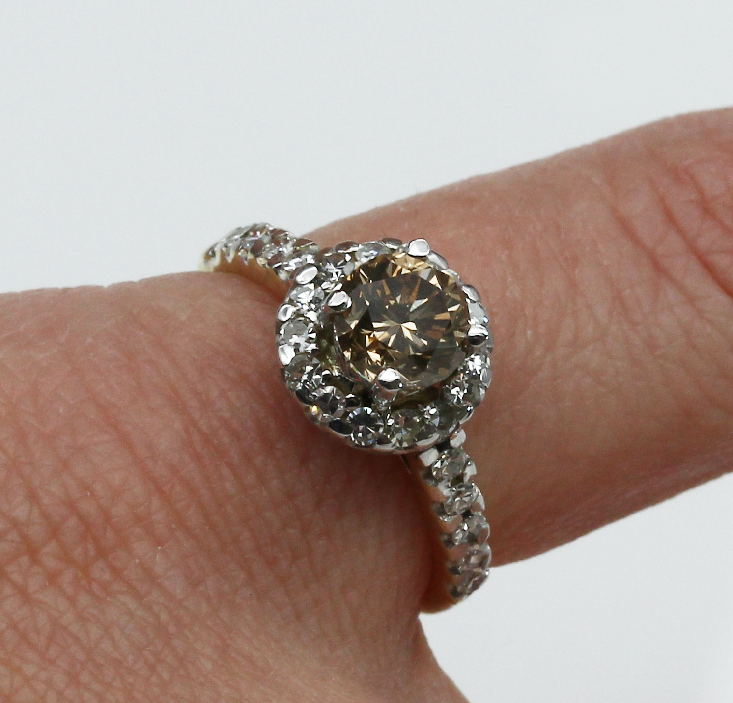 Detail b: 14 kt Gold Brillant-Ring, GG 585/000, mittiger Brillant 1.03 ct Braun, 23 8/8-Diam. zus. ca. 0.50 ct Weiß/si, RW 51, ca. 3.5 g