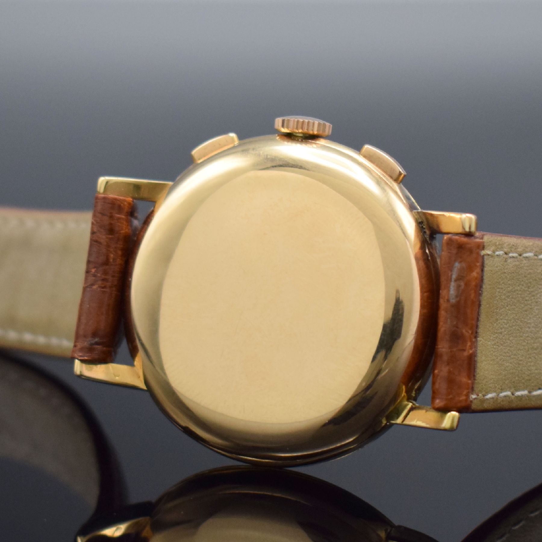 Detail d: LONGINES seltene Herrenarmbanduhr mit Flyback-Chronograph in RoseG 750/000, Schweiz um 1961, Handaufzug, Ref. 6234-5, 3-teil. Geh., Boden & Glasrand ...