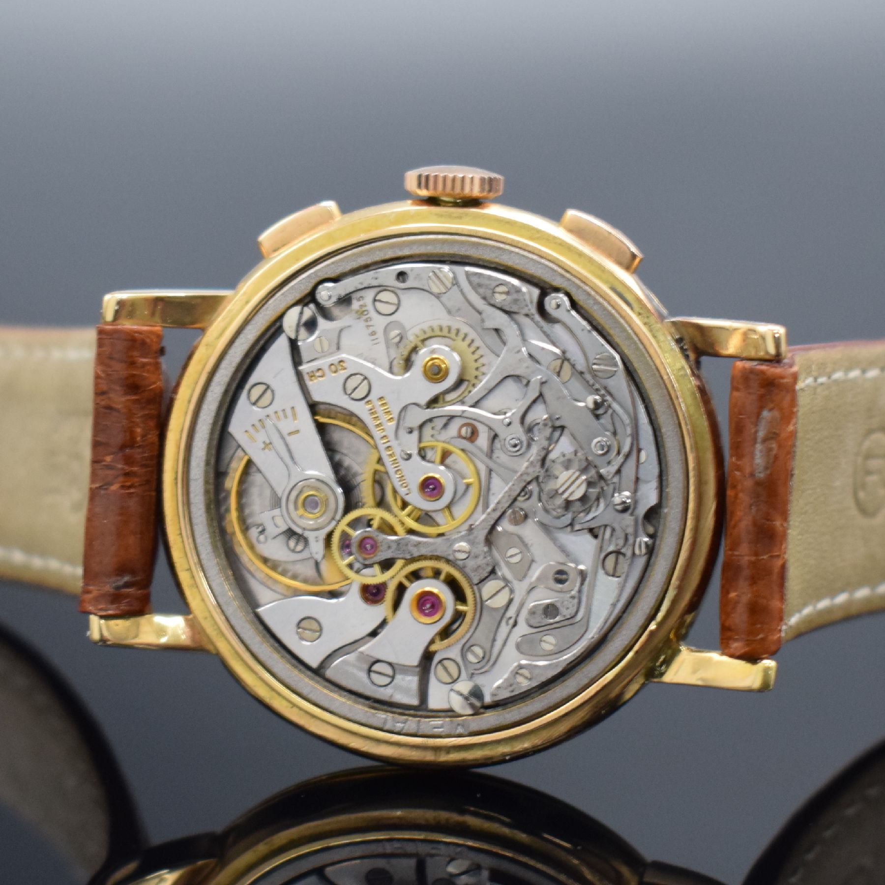 Detail e: LONGINES seltene Herrenarmbanduhr mit Flyback-Chronograph in RoseG 750/000, Schweiz um 1961, Handaufzug, Ref. 6234-5, 3-teil. Geh., Boden & Glasrand ...