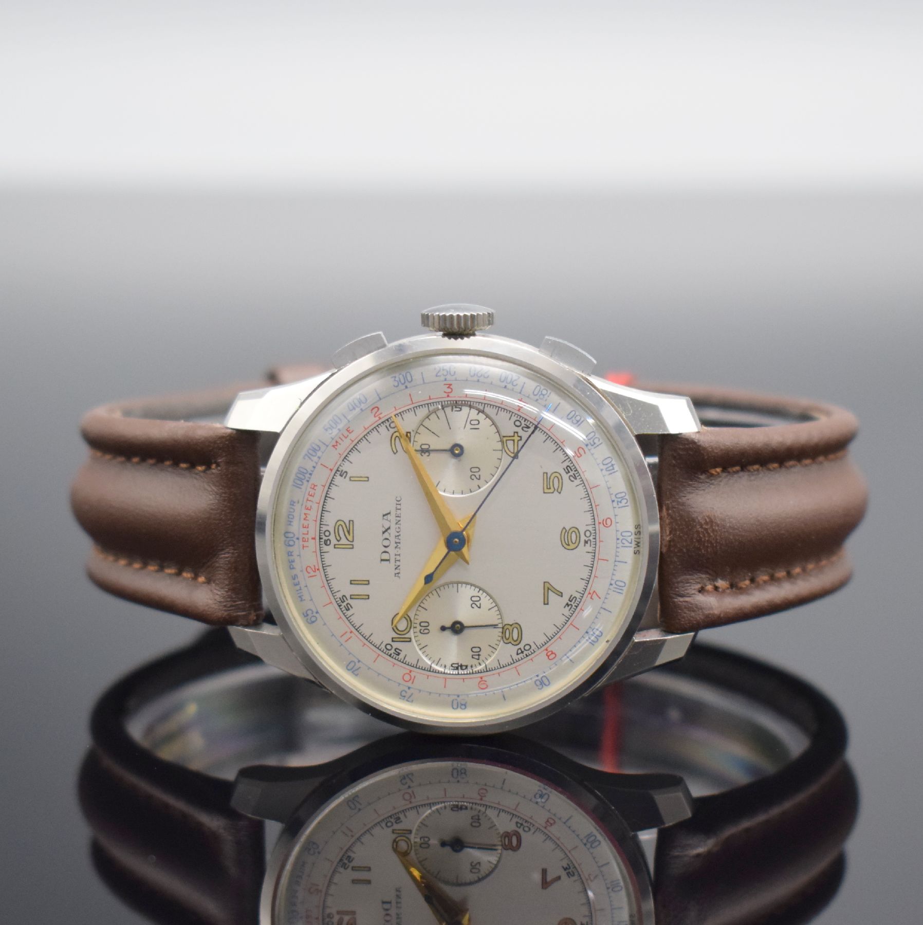 DOXA nahezu neuwertige Herrenarmbanduhr mit Schaltradchronograph in Stahl, Schweiz um 1950, Handaufzug, gedr. 3-tlg. Geh. noch mit Schutzlack auf dem ...