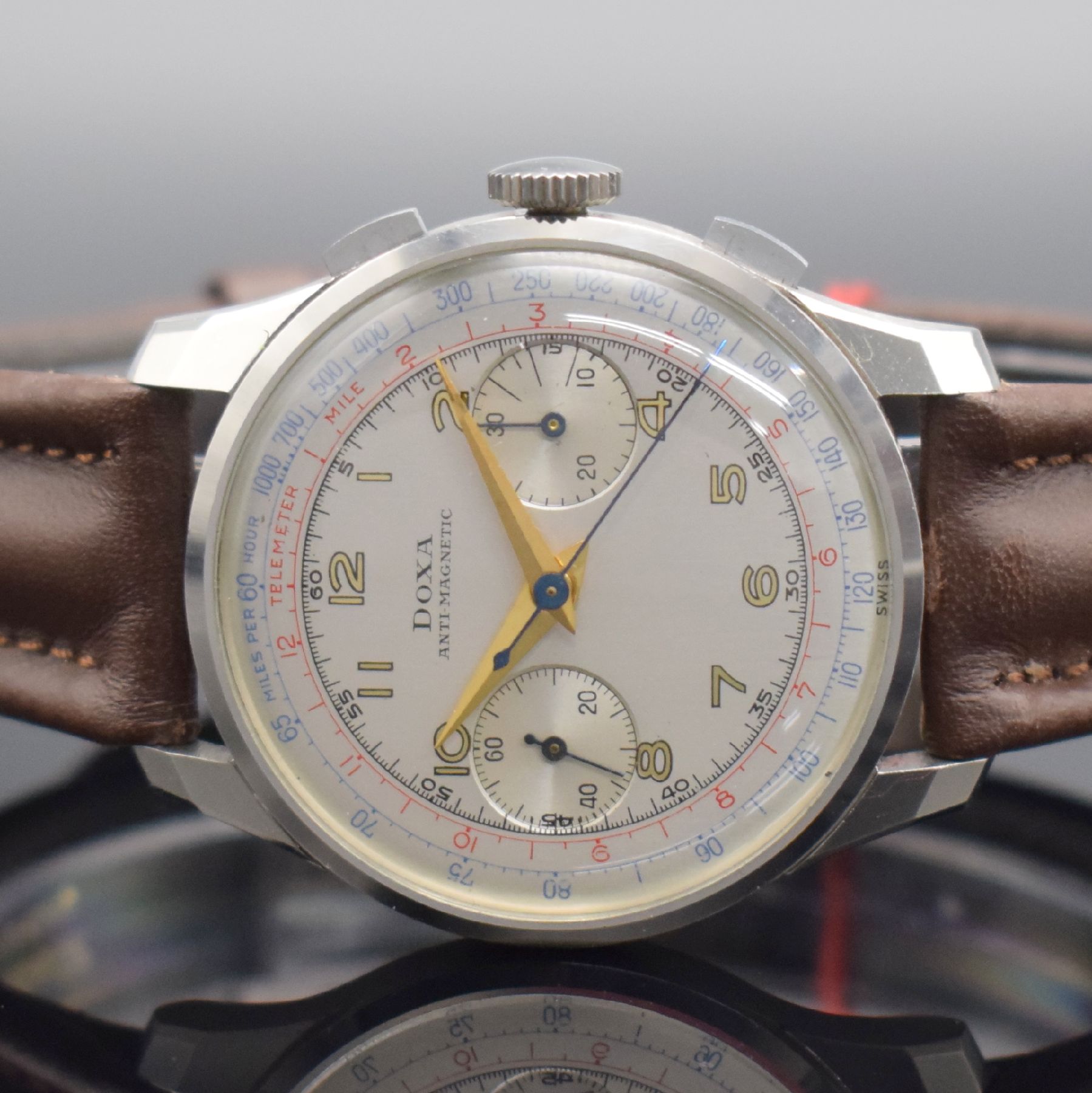 Detail a: DOXA nahezu neuwertige Herrenarmbanduhr mit Schaltradchronograph in Stahl, Schweiz um 1950, Handaufzug, gedr. 3-tlg. Geh. noch mit Schutzlack auf dem ...