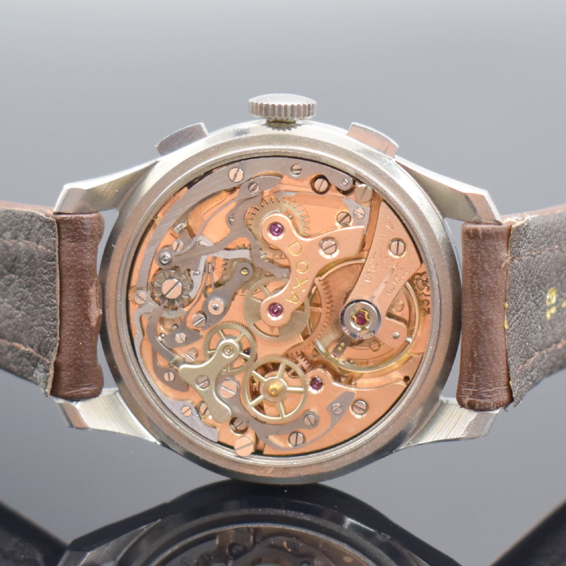 Detail e: DOXA nahezu neuwertige Herrenarmbanduhr mit Schaltradchronograph in Stahl, Schweiz um 1950, Handaufzug, gedr. 3-tlg. Geh. noch mit Schutzlack auf dem ...