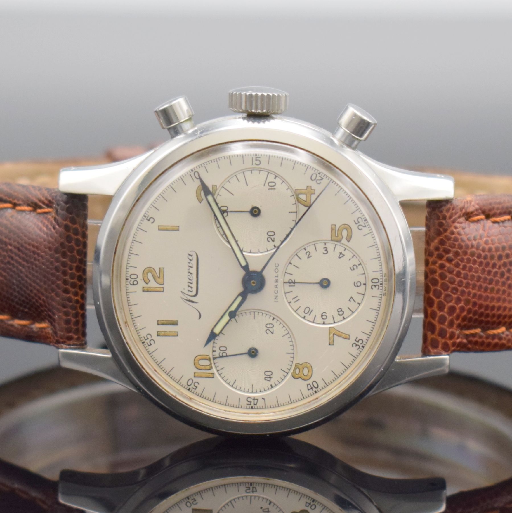 Detail a: MINERVA Herrenarmbanduhr mit Chronograph Referenz VD 712 in Stahl, Schweiz um 1960, Handaufzug, Geh., Zifferbl. & Werk sign., Boden geschr., Glasrand ...