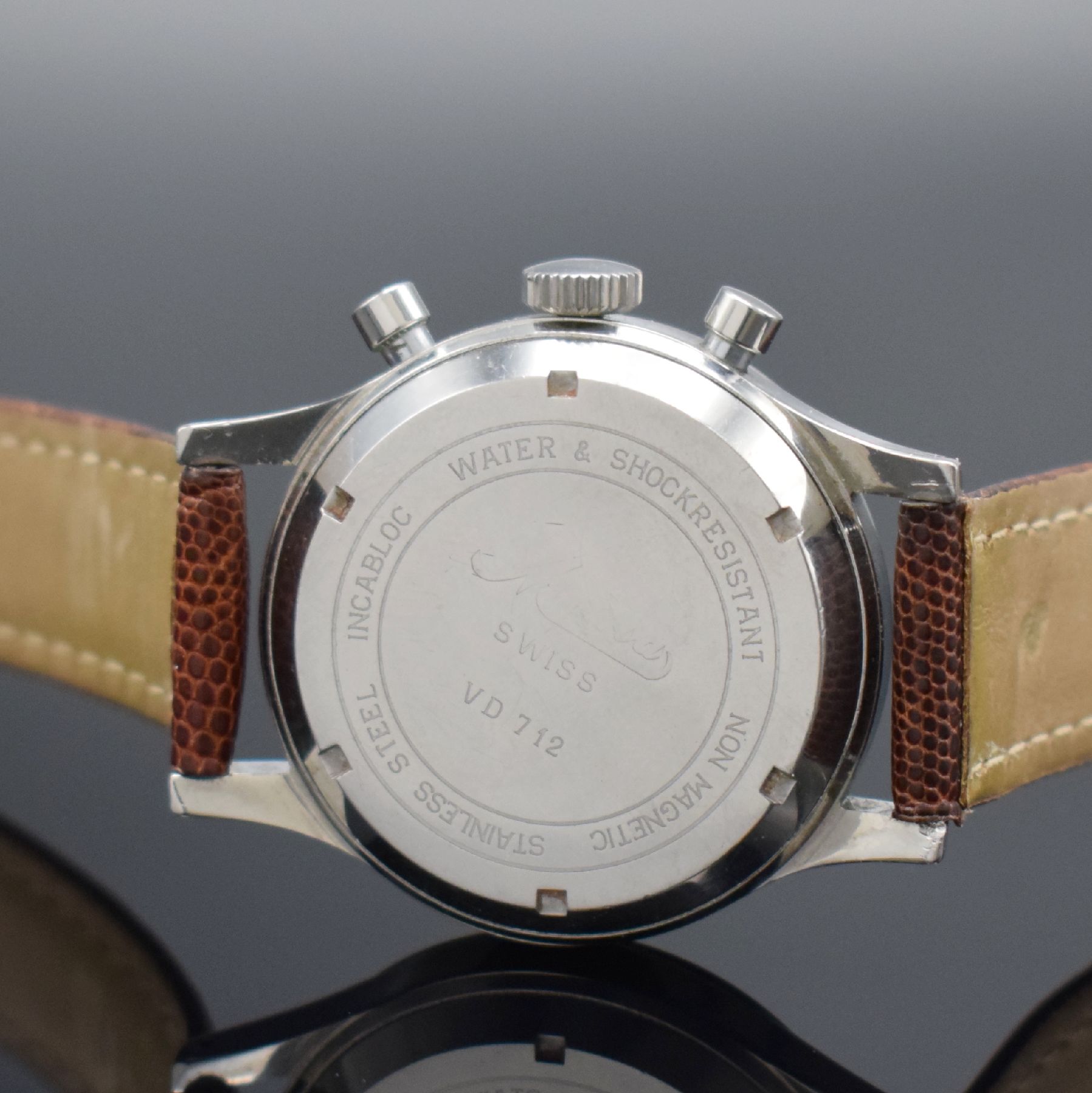 Detail d: MINERVA Herrenarmbanduhr mit Chronograph Referenz VD 712 in Stahl, Schweiz um 1960, Handaufzug, Geh., Zifferbl. & Werk sign., Boden geschr., Glasrand ...