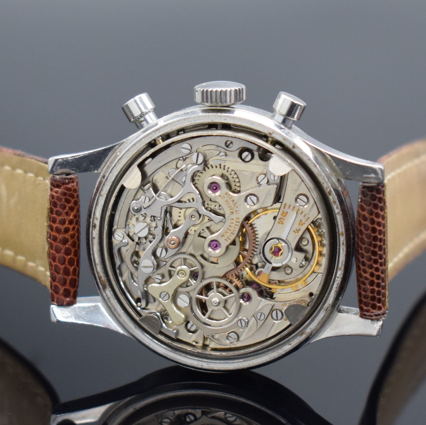 Detail e: MINERVA Herrenarmbanduhr mit Chronograph Referenz VD 712 in Stahl, Schweiz um 1960, Handaufzug, Geh., Zifferbl. & Werk sign., Boden geschr., Glasrand ...