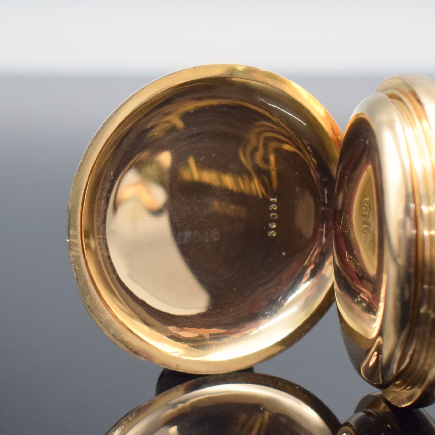 Detail d: Schwere Savonette mit Chronometerhemmung Nr. 36031 in RoseG 585/000, Schweiz um 1900, guill. 3-Deckel Goldgeh. l. dell., Emailzifferbl. m. röm. ...