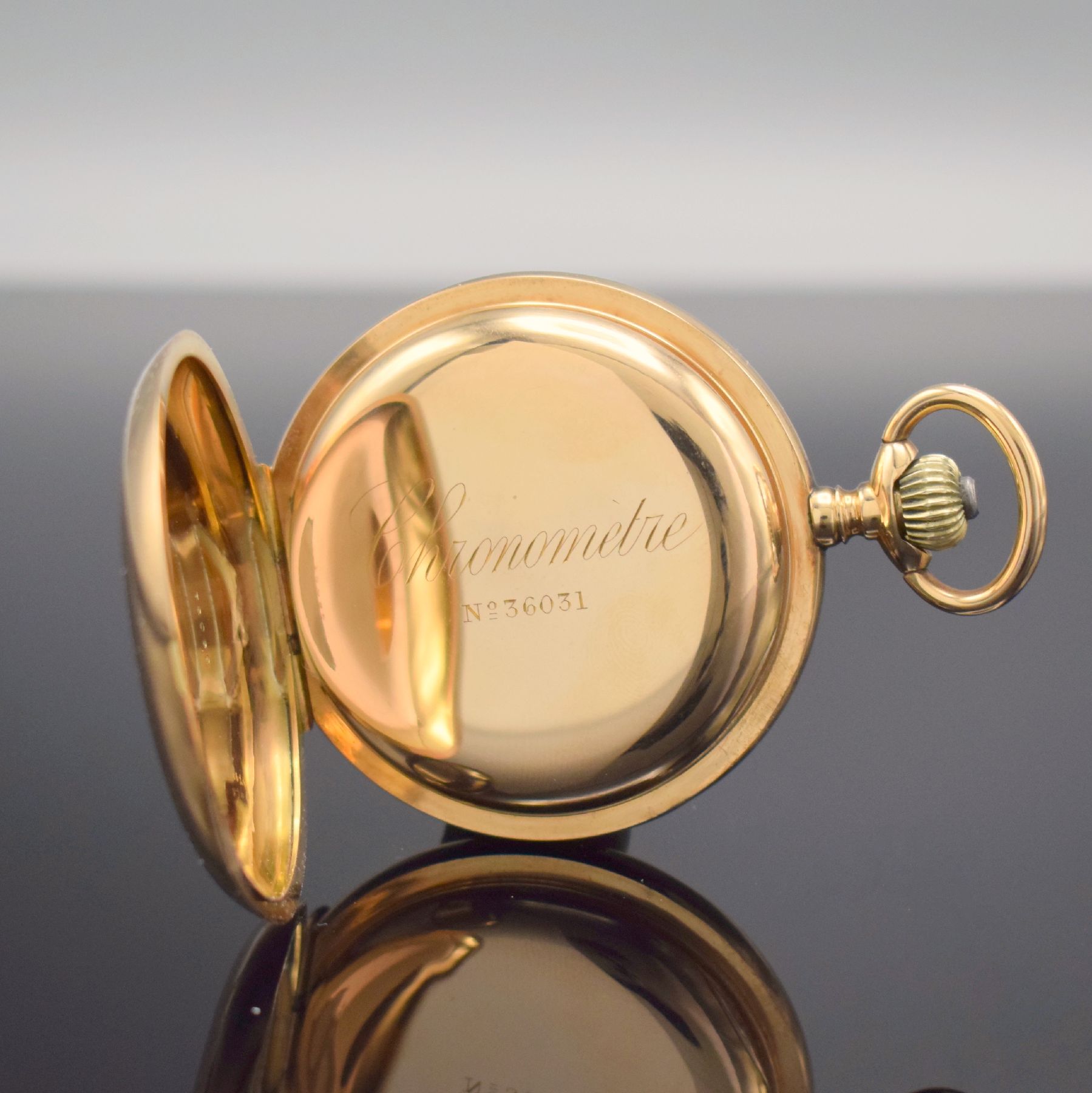 Detail e: Schwere Savonette mit Chronometerhemmung Nr. 36031 in RoseG 585/000, Schweiz um 1900, guill. 3-Deckel Goldgeh. l. dell., Emailzifferbl. m. röm. ...