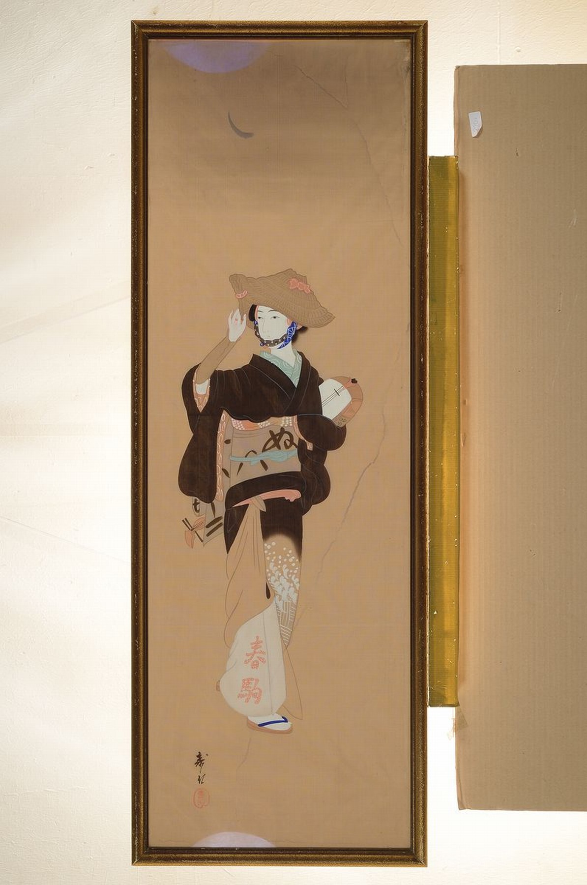 Detail k: Seidenmalerei, Japan, um 1900, Frau im Kimono mit einem Saiteninstrument, Gouache auf Seide, signiert, ca. 115x38cm, u.Gl., R. ca. 117x40cm