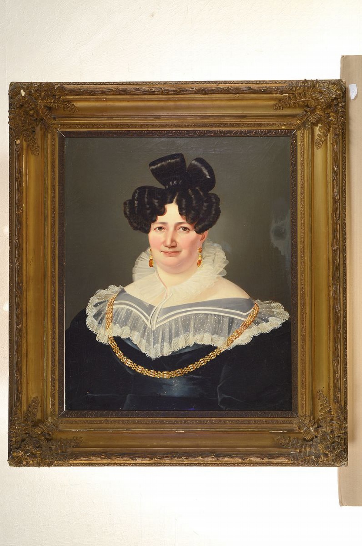 Detail k: Unbekannter Künstler des frühen 19.Jh., Biedermeierporträt um 1820/30, Bildnis einer Dame mit opulenter demi-parure in Gold, breitem Spitzenkragen ...