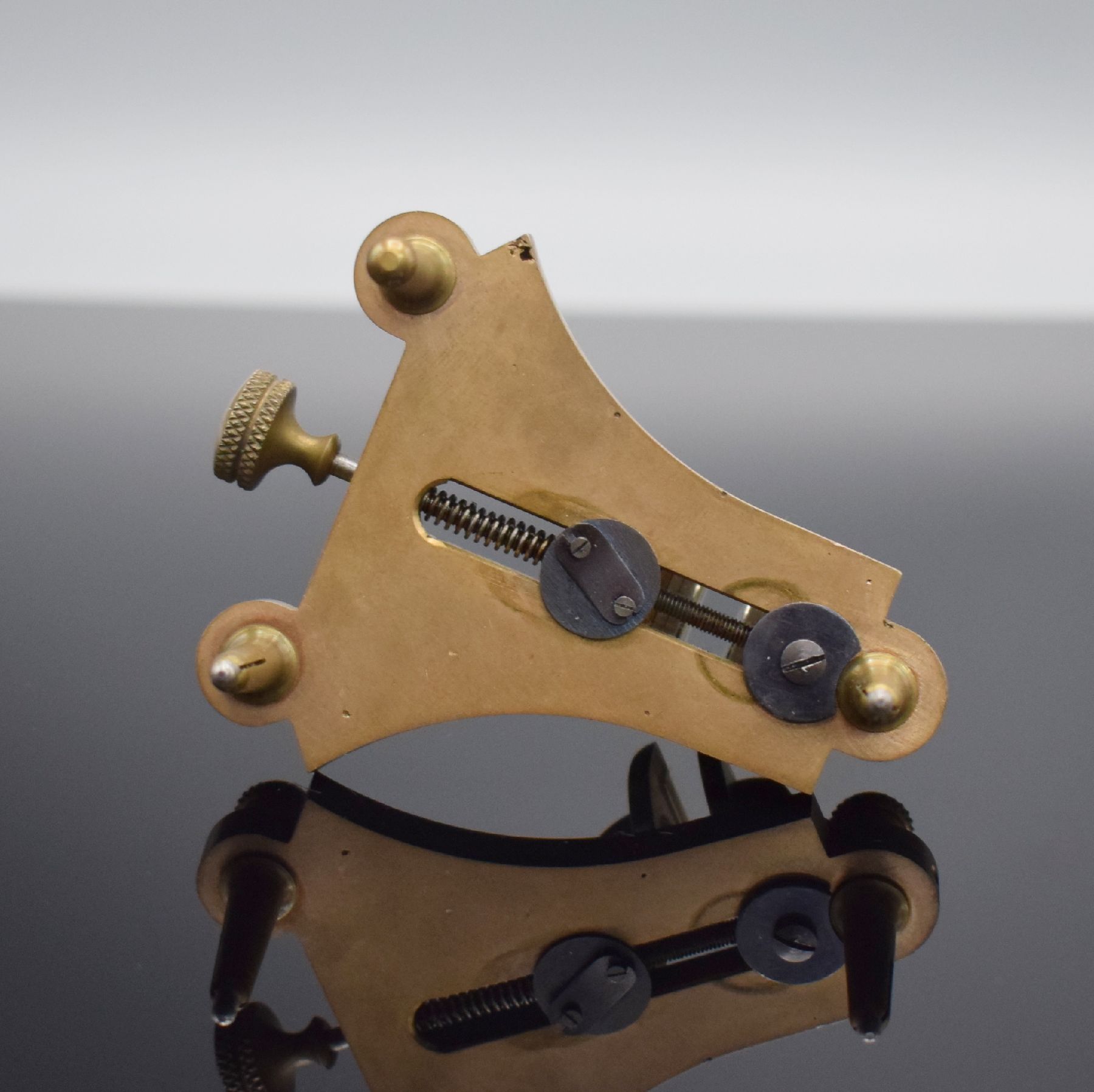 Detail c: RICHARD RICHTER Glashütter Zangen-Mikrometer sowie weiteres Werkzeug & Deko-Material, um 1920, Messinggeh. auf Holzsockel, vergl. Lunette, ...
