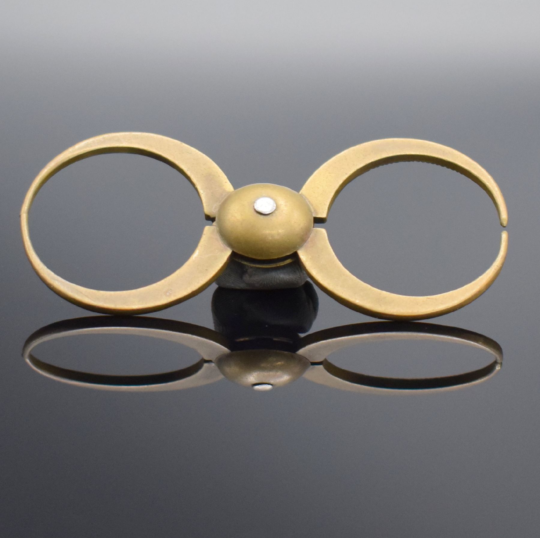 Detail d: RICHARD RICHTER Glashütter Zangen-Mikrometer sowie weiteres Werkzeug & Deko-Material, um 1920, Messinggeh. auf Holzsockel, vergl. Lunette, ...