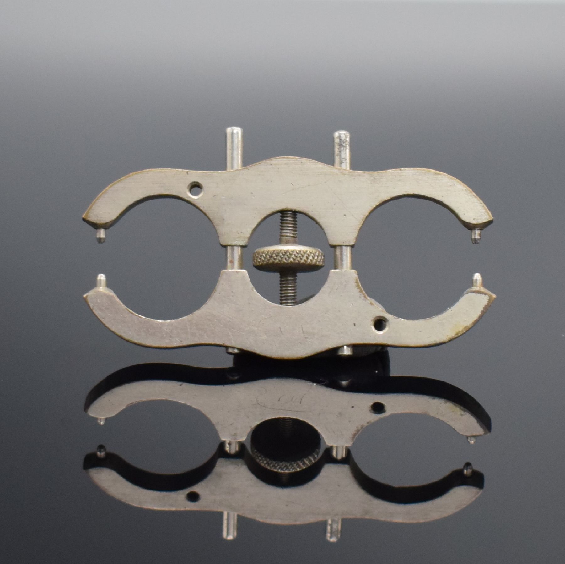 Detail e: RICHARD RICHTER Glashütter Zangen-Mikrometer sowie weiteres Werkzeug & Deko-Material, um 1920, Messinggeh. auf Holzsockel, vergl. Lunette, ...