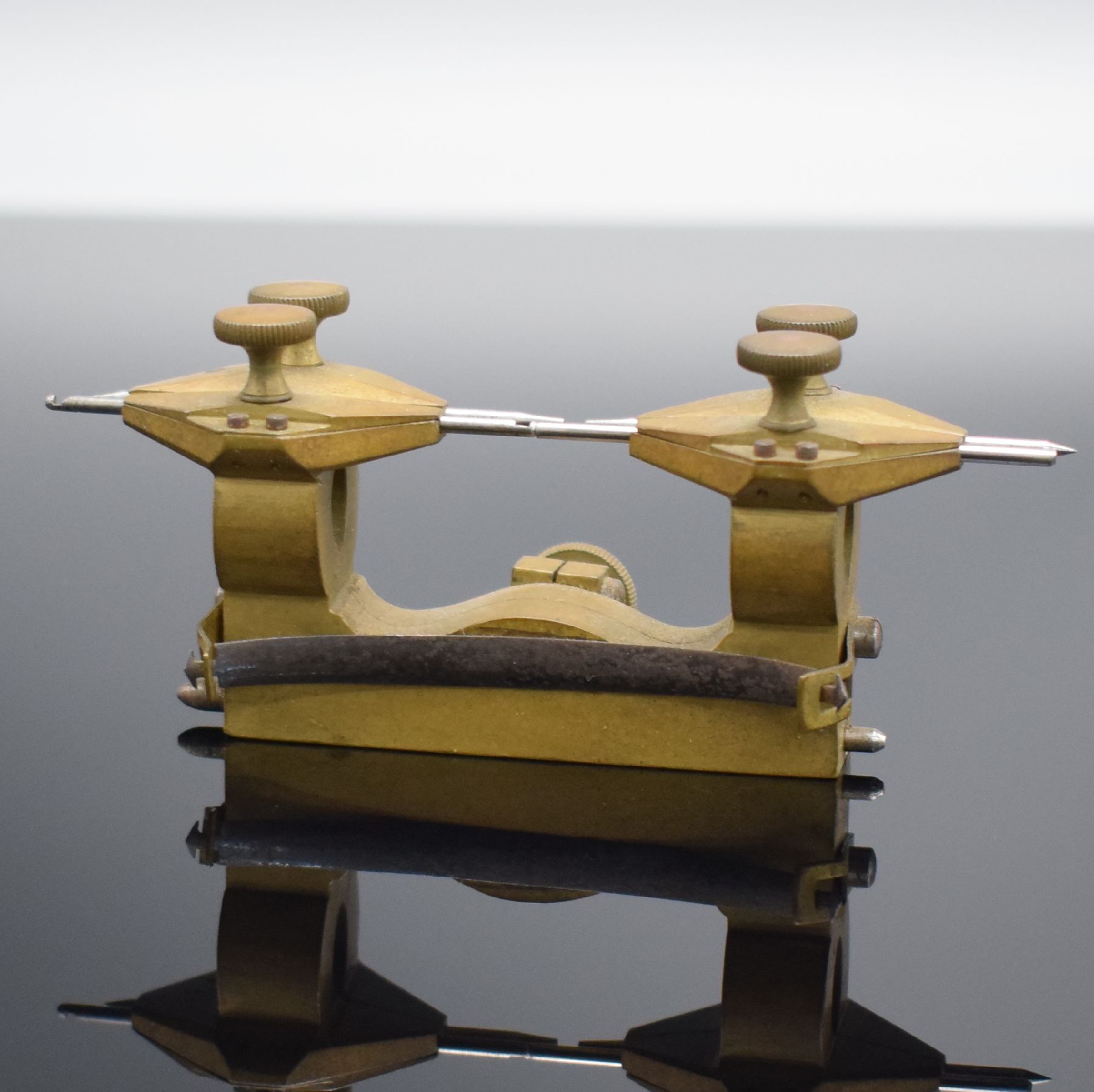 Detail f: RICHARD RICHTER Glashütter Zangen-Mikrometer sowie weiteres Werkzeug & Deko-Material, um 1920, Messinggeh. auf Holzsockel, vergl. Lunette, ...