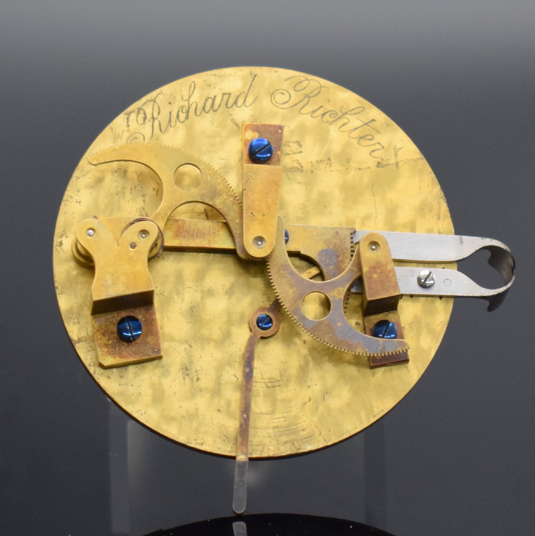 Detail h: RICHARD RICHTER Glashütter Zangen-Mikrometer sowie weiteres Werkzeug & Deko-Material, um 1920, Messinggeh. auf Holzsockel, vergl. Lunette, ...