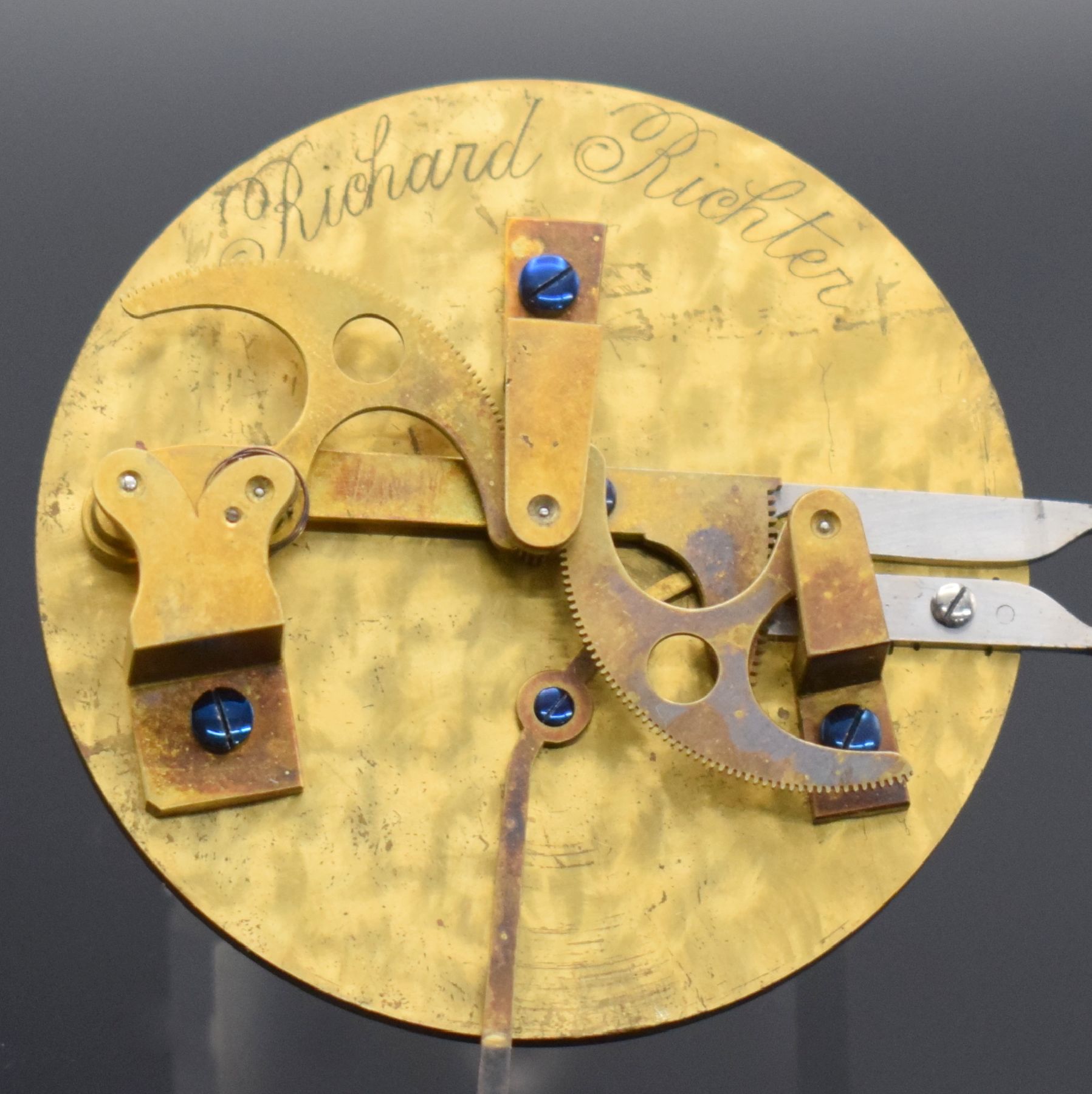 Detail i: RICHARD RICHTER Glashütter Zangen-Mikrometer sowie weiteres Werkzeug & Deko-Material, um 1920, Messinggeh. auf Holzsockel, vergl. Lunette, ...