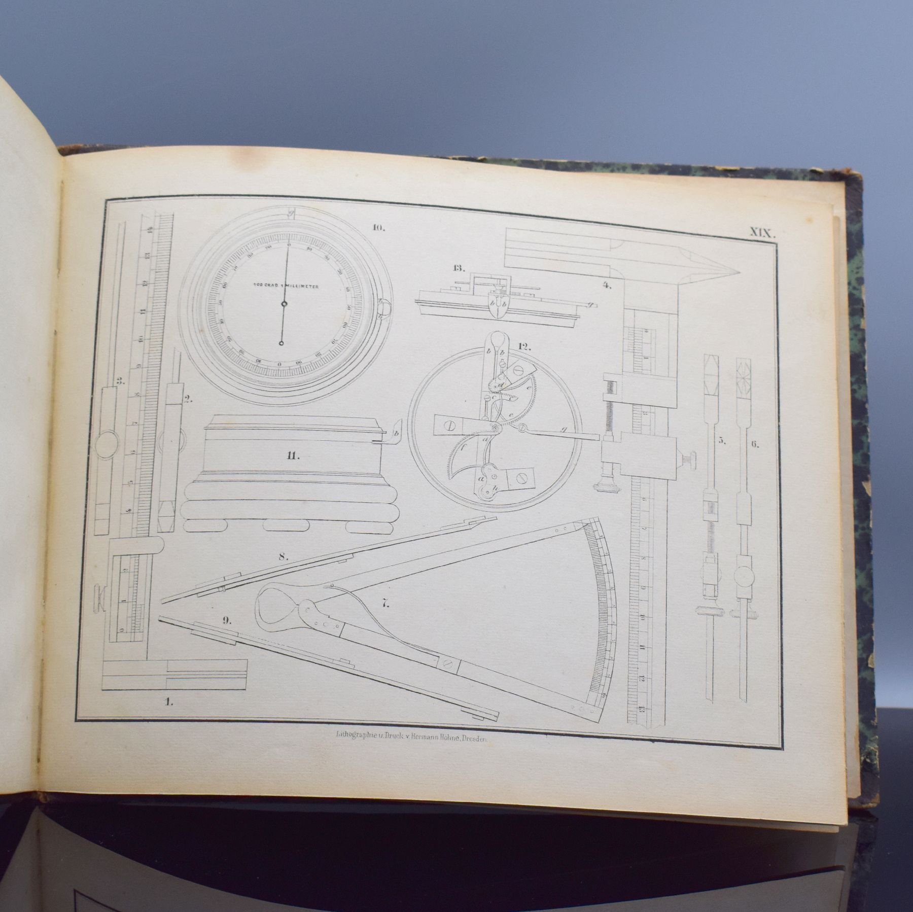 Detail d: MORITZ GROSSMANN "Der freie Ankergang für Uhren" Atlas mit 20 Tafeln & 2 weitere Bücher, Glashütte 1866, grün-schwarz marmorierter ...