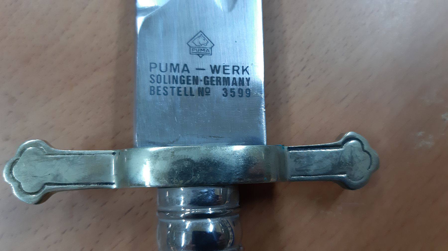 Detail d: Hirschfänger, PUMA-Werk, Solingen, dat. 1980, Hirschhorngriff, Bestellnr. 3599, Klinge bez. und dat. Waidmansheil, 22.07.1980, L.ca. 39 cm, ...