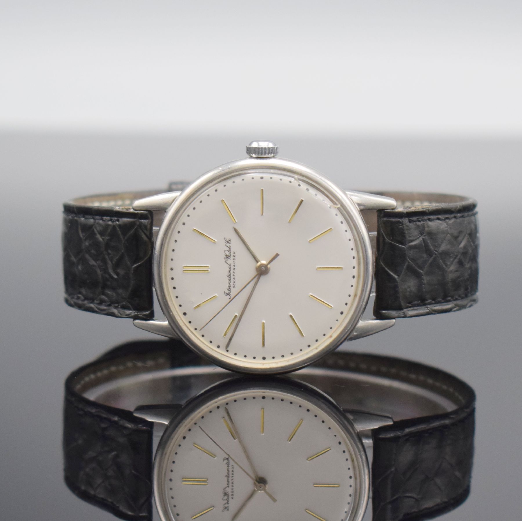 IWC Herrenarmbanduhr in Stahl Kaliber 89, Handaufzug, Schweiz um 1954, 3-teil. Geh., Boden & Glasrand aufgedr., silb. Zifferbl. m. aufgel. Indizes, ...