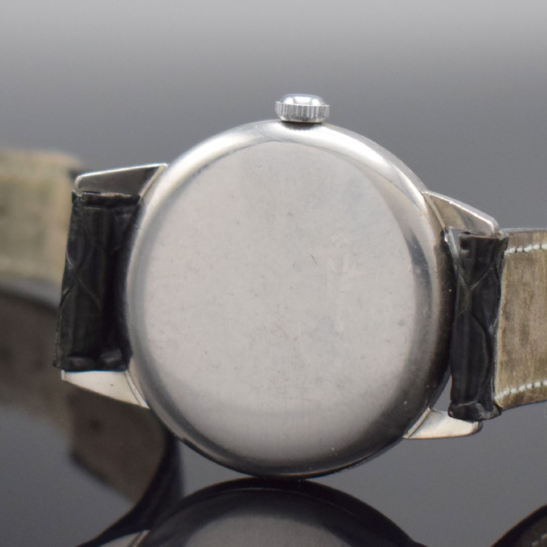 Detail d: IWC Herrenarmbanduhr in Stahl Kaliber 89, Handaufzug, Schweiz um 1954, 3-teil. Geh., Boden & Glasrand aufgedr., silb. Zifferbl. m. aufgel. Indizes, ...
