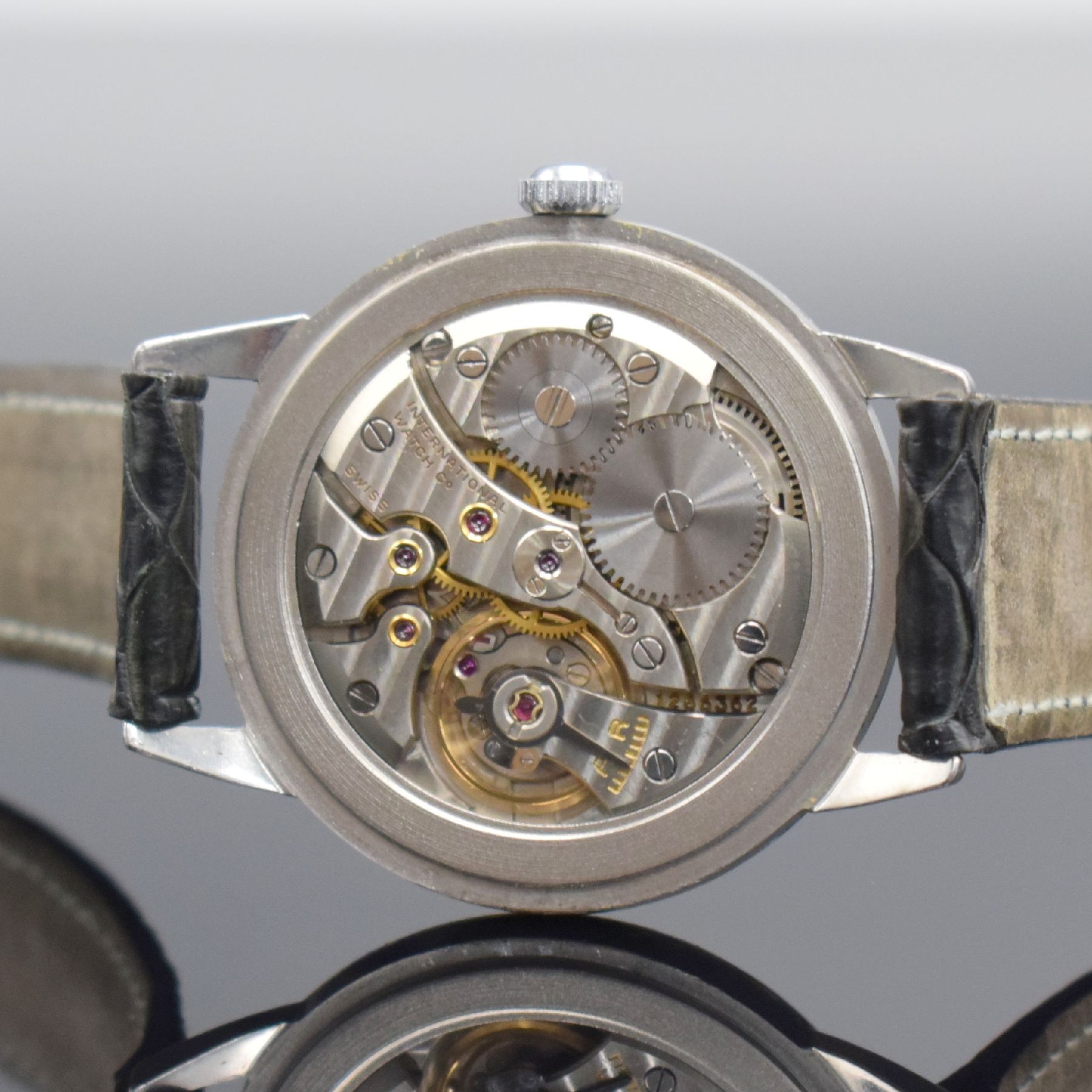Detail e: IWC Herrenarmbanduhr in Stahl Kaliber 89, Handaufzug, Schweiz um 1954, 3-teil. Geh., Boden & Glasrand aufgedr., silb. Zifferbl. m. aufgel. Indizes, ...