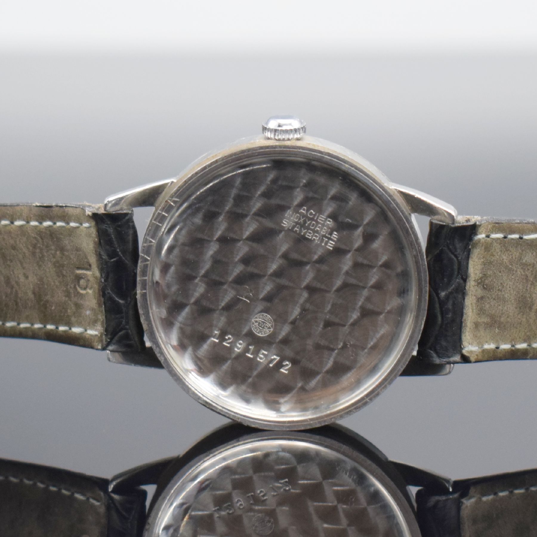Detail f: IWC Herrenarmbanduhr in Stahl Kaliber 89, Handaufzug, Schweiz um 1954, 3-teil. Geh., Boden & Glasrand aufgedr., silb. Zifferbl. m. aufgel. Indizes, ...