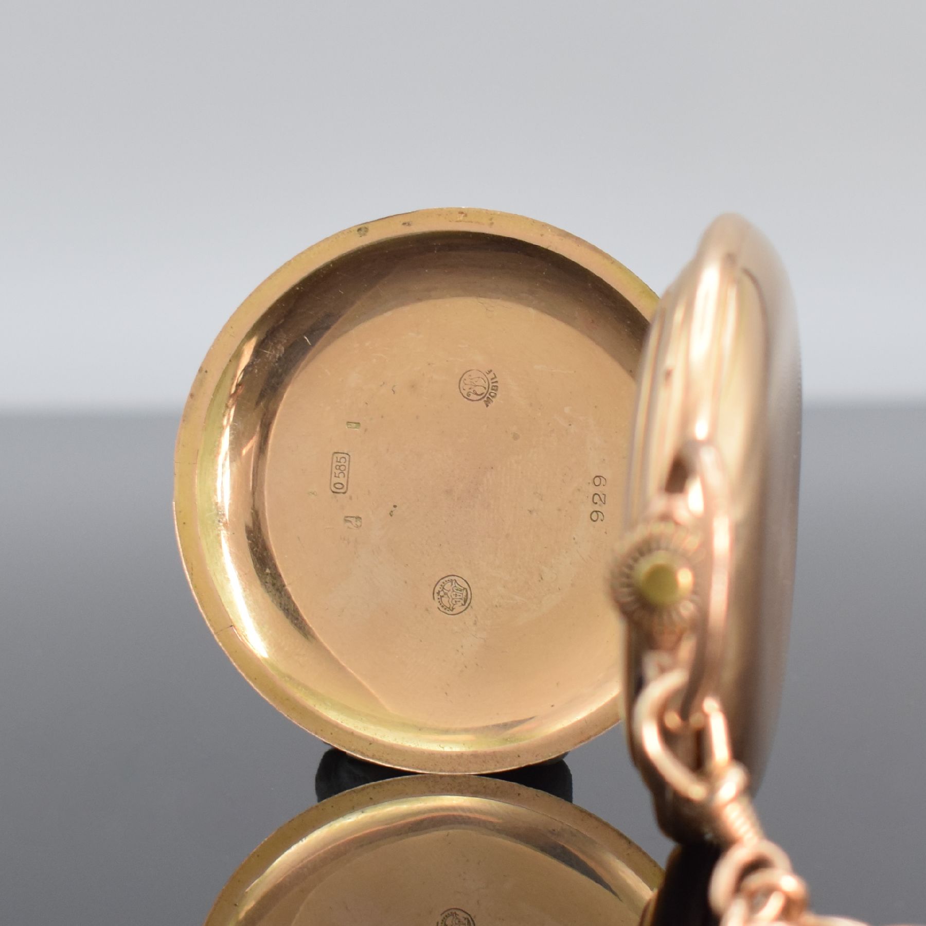 Detail a: Herrensavonette in GG 585/000 mit vergoldeter Kette, Schweiz um 1900, beids. guill. 3 Deckel-Goldgeh. rep./dell., Sprungdeckel m. Monogrammspiegel, ...