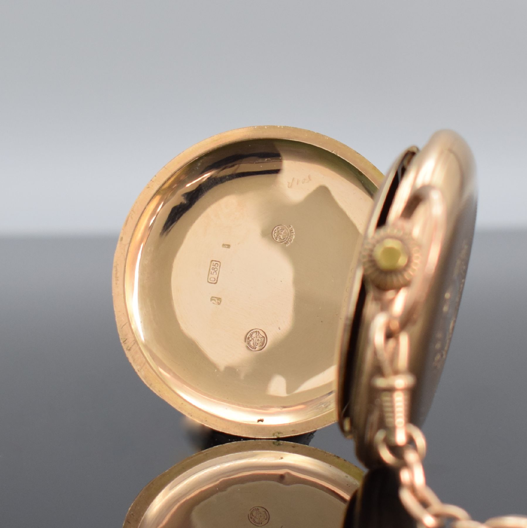 Detail d: Herrensavonette in GG 585/000 mit vergoldeter Kette, Schweiz um 1900, beids. guill. 3 Deckel-Goldgeh. rep./dell., Sprungdeckel m. Monogrammspiegel, ...