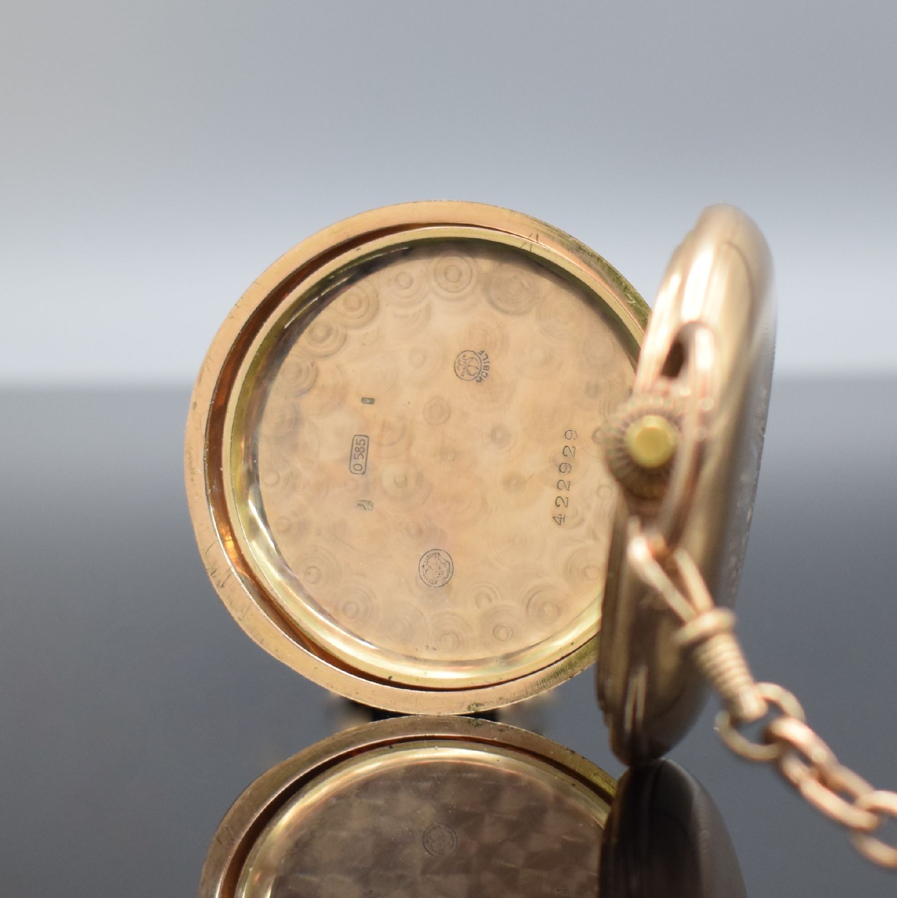 Detail f: Herrensavonette in GG 585/000 mit vergoldeter Kette, Schweiz um 1900, beids. guill. 3 Deckel-Goldgeh. rep./dell., Sprungdeckel m. Monogrammspiegel, ...