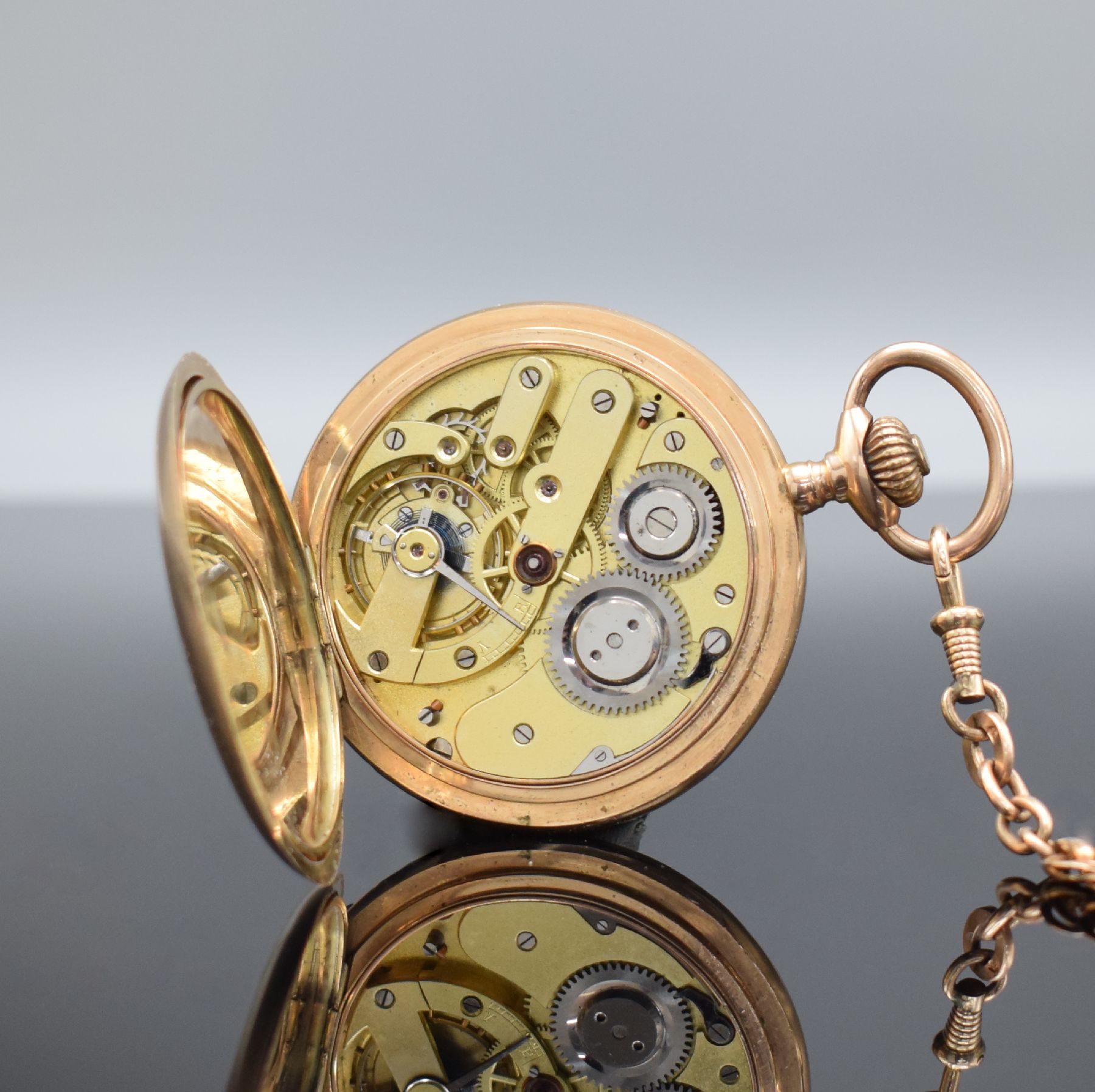 Detail g: Herrensavonette in GG 585/000 mit vergoldeter Kette, Schweiz um 1900, beids. guill. 3 Deckel-Goldgeh. rep./dell., Sprungdeckel m. Monogrammspiegel, ...
