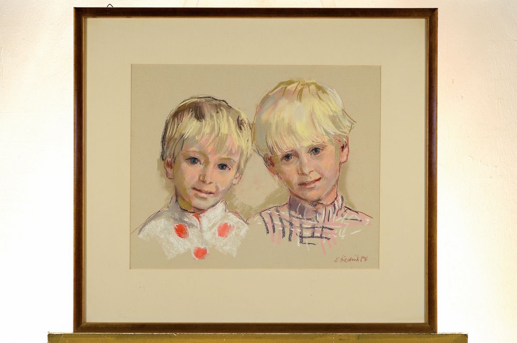 Detail k: Heinz Friedrich, 1924 - 2018, Kinderporträt, Pastellzeichnung/Mischtechnik, Kinderpaar, signiert, dat. 84, 38 x 47 cm, unter Glas, Rahmen: 60 x 67 cm
