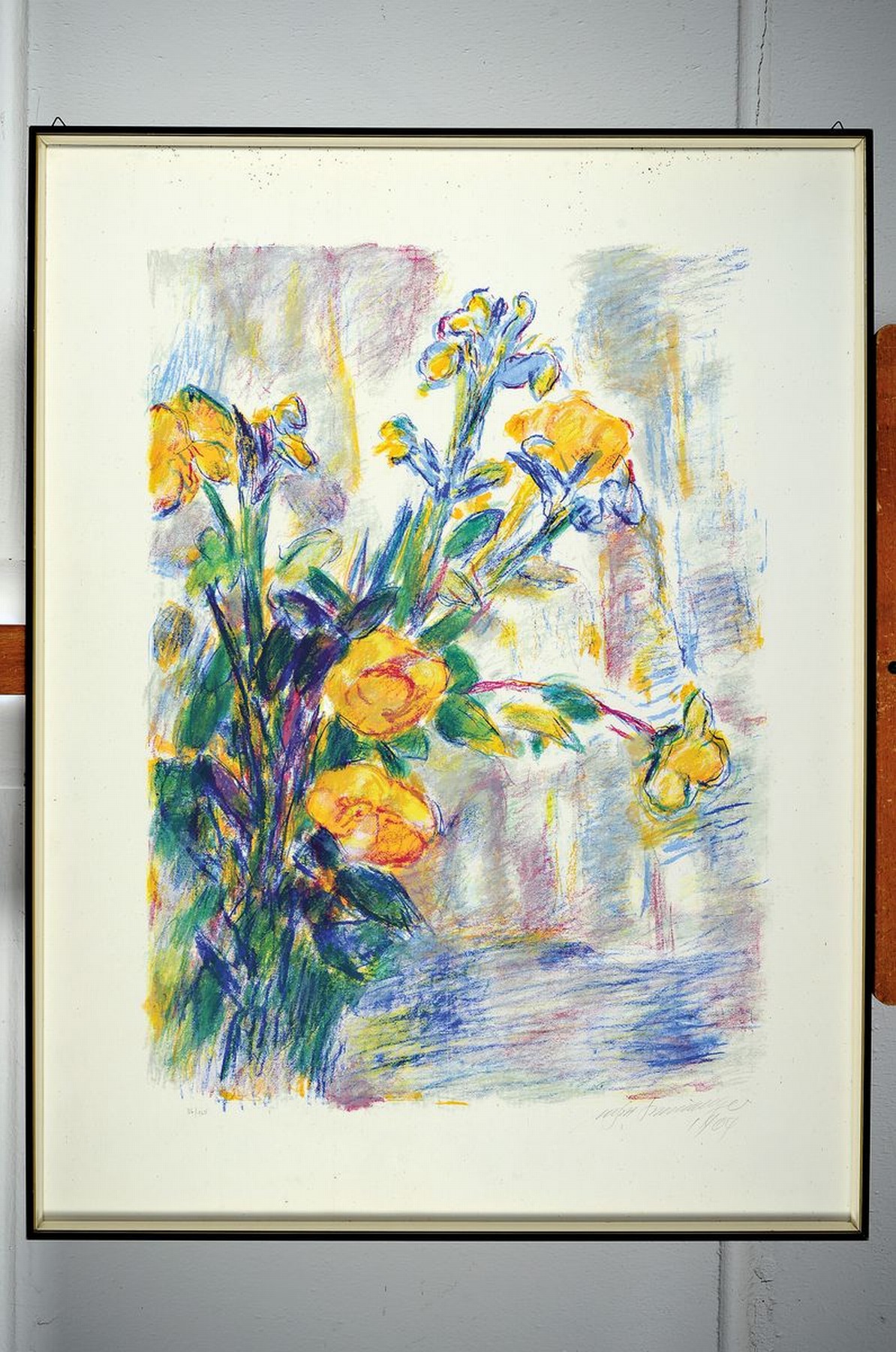 Detail k: Manfred Henninger, 1894 - 1986, Lithografie, gelbe Blumen vor stil. Landschaft, signiert und dat. 1964, num. 86/ 120, Abb. ca- 62 x 43 cm, Rahmen ca. ...