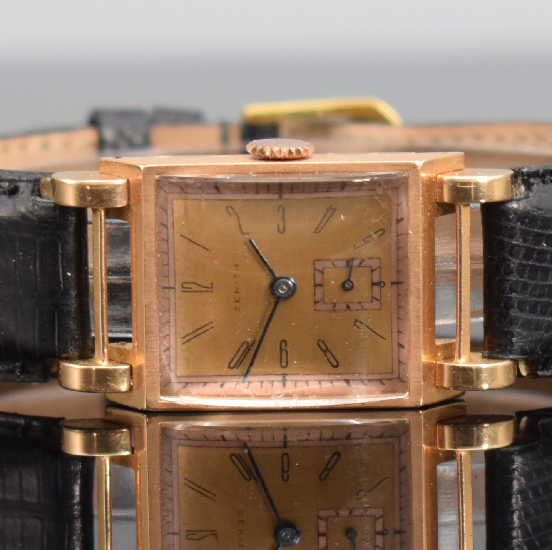 Detail a: ZENITH Damenarmbanduhr in RG 750/000, Schweiz um 1945, Handaufzug, Boden aufgedr., goldfarb./lachsfarb. Zifferbl. m. arab. Zahlen altersb. fl., gebl. ...