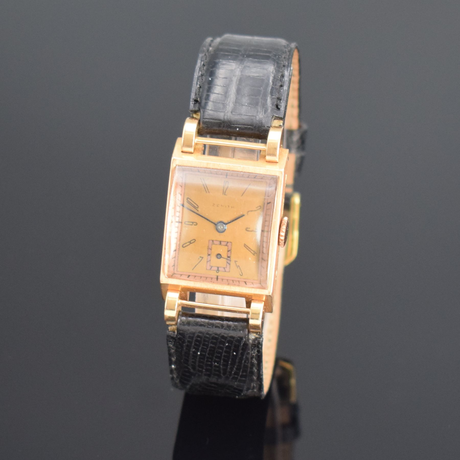 Detail b: ZENITH Damenarmbanduhr in RG 750/000, Schweiz um 1945, Handaufzug, Boden aufgedr., goldfarb./lachsfarb. Zifferbl. m. arab. Zahlen altersb. fl., gebl. ...
