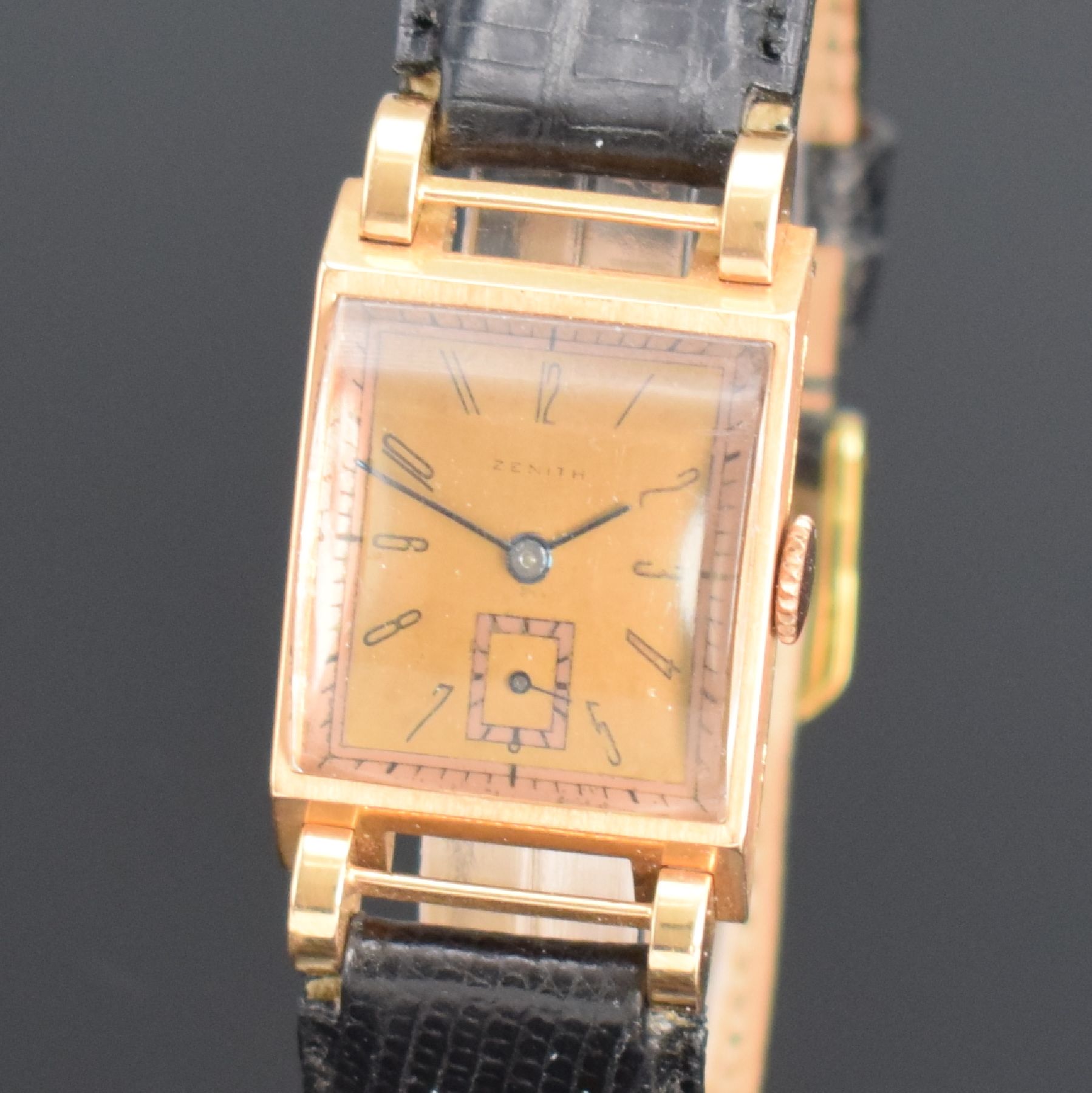 Detail c: ZENITH Damenarmbanduhr in RG 750/000, Schweiz um 1945, Handaufzug, Boden aufgedr., goldfarb./lachsfarb. Zifferbl. m. arab. Zahlen altersb. fl., gebl. ...