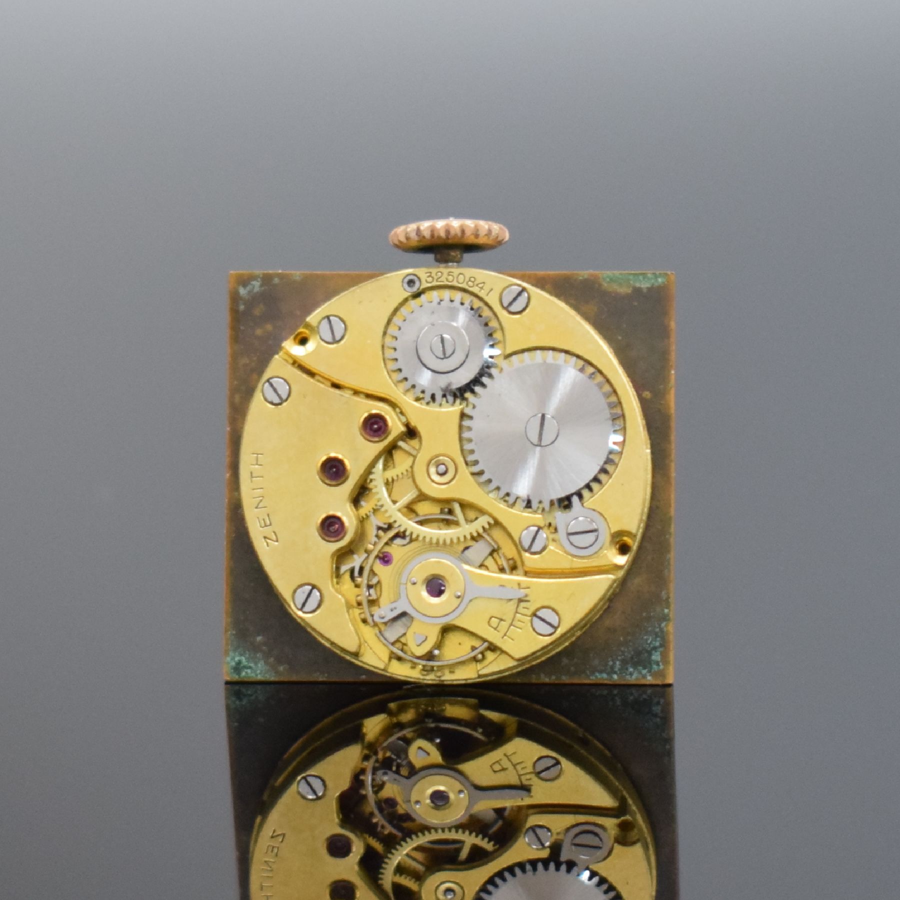 Detail e: ZENITH Damenarmbanduhr in RG 750/000, Schweiz um 1945, Handaufzug, Boden aufgedr., goldfarb./lachsfarb. Zifferbl. m. arab. Zahlen altersb. fl., gebl. ...