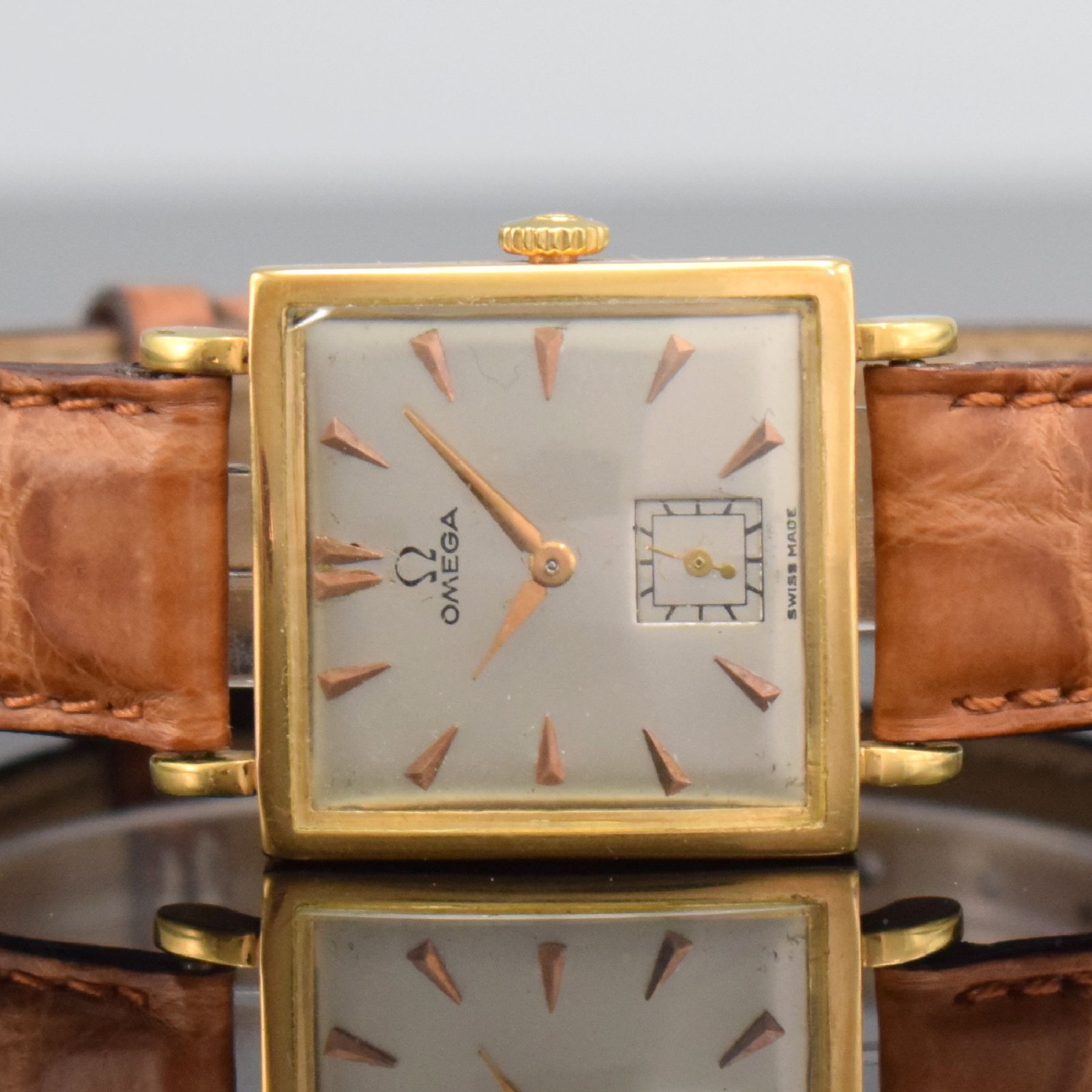 Detail a: OMEGA Damenarmbanduhr in GG 750/000, Schweiz um 1945, Handaufzug, Boden aufgedr., neutr. Lederband m. orig. verg. Dornschl., silb. Zifferbl. m. gold. ...