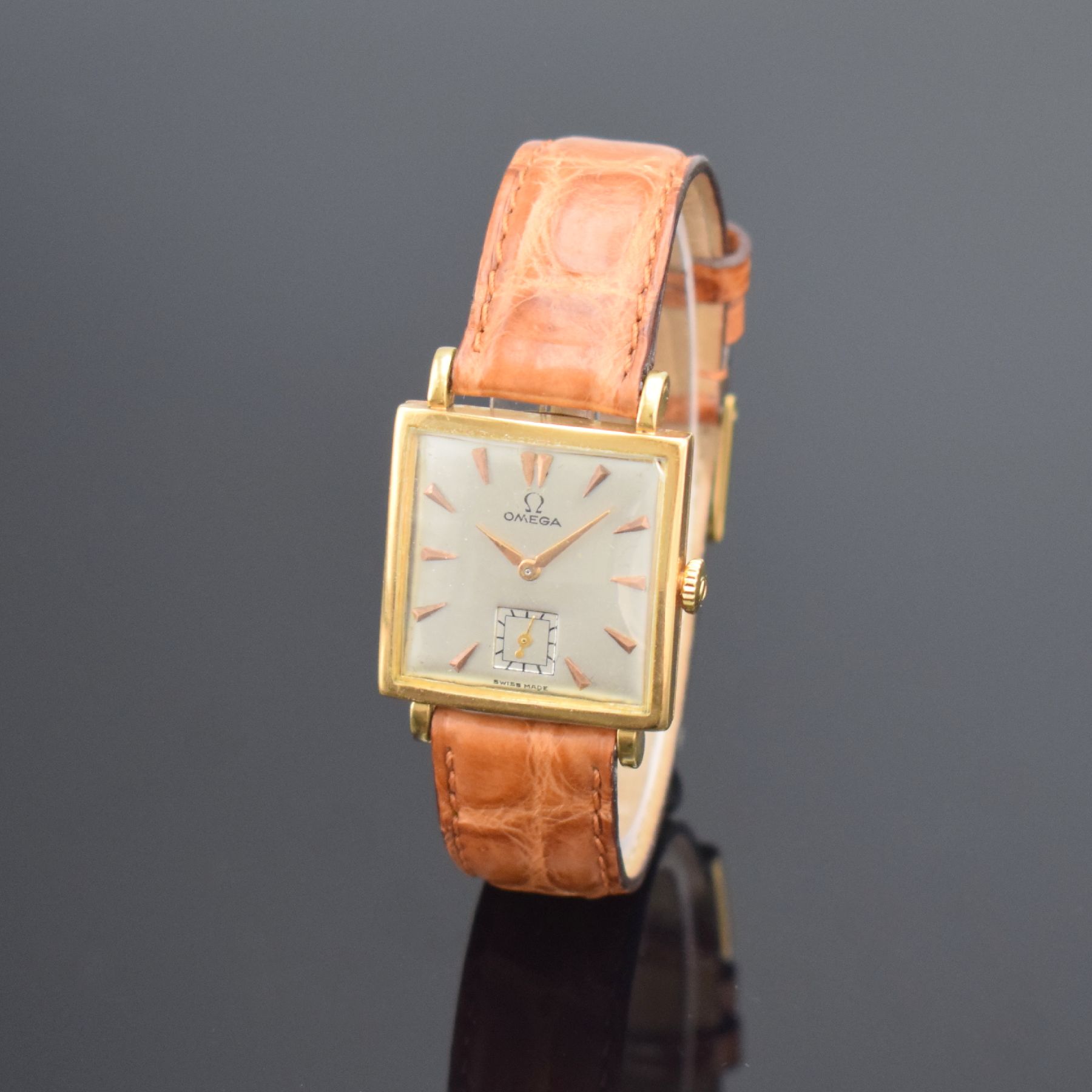 Detail b: OMEGA Damenarmbanduhr in GG 750/000, Schweiz um 1945, Handaufzug, Boden aufgedr., neutr. Lederband m. orig. verg. Dornschl., silb. Zifferbl. m. gold. ...