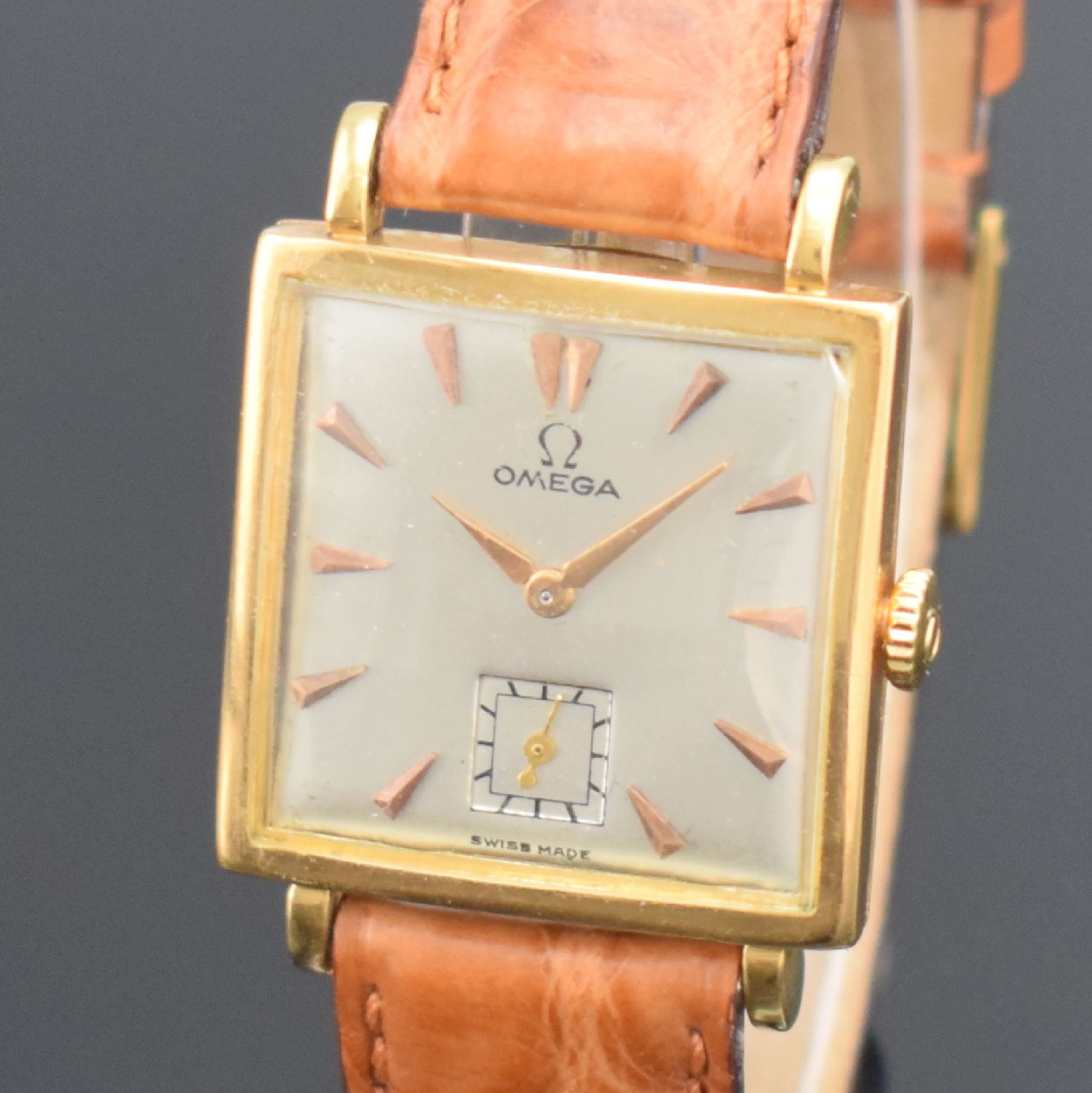 Detail c: OMEGA Damenarmbanduhr in GG 750/000, Schweiz um 1945, Handaufzug, Boden aufgedr., neutr. Lederband m. orig. verg. Dornschl., silb. Zifferbl. m. gold. ...