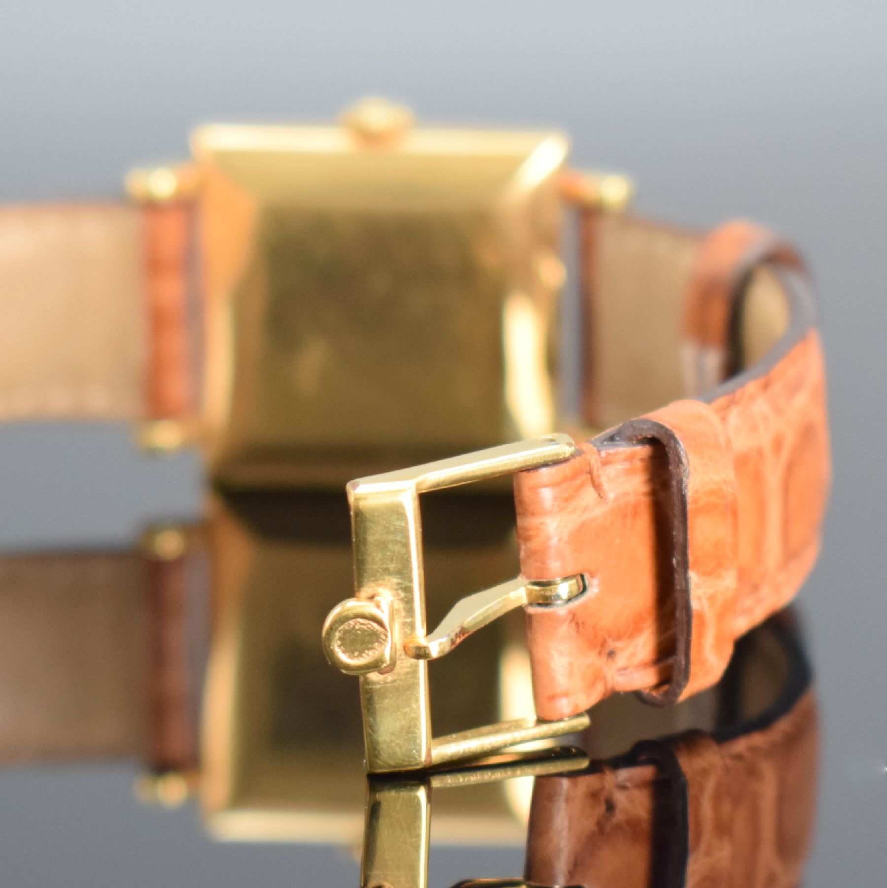 Detail d: OMEGA Damenarmbanduhr in GG 750/000, Schweiz um 1945, Handaufzug, Boden aufgedr., neutr. Lederband m. orig. verg. Dornschl., silb. Zifferbl. m. gold. ...