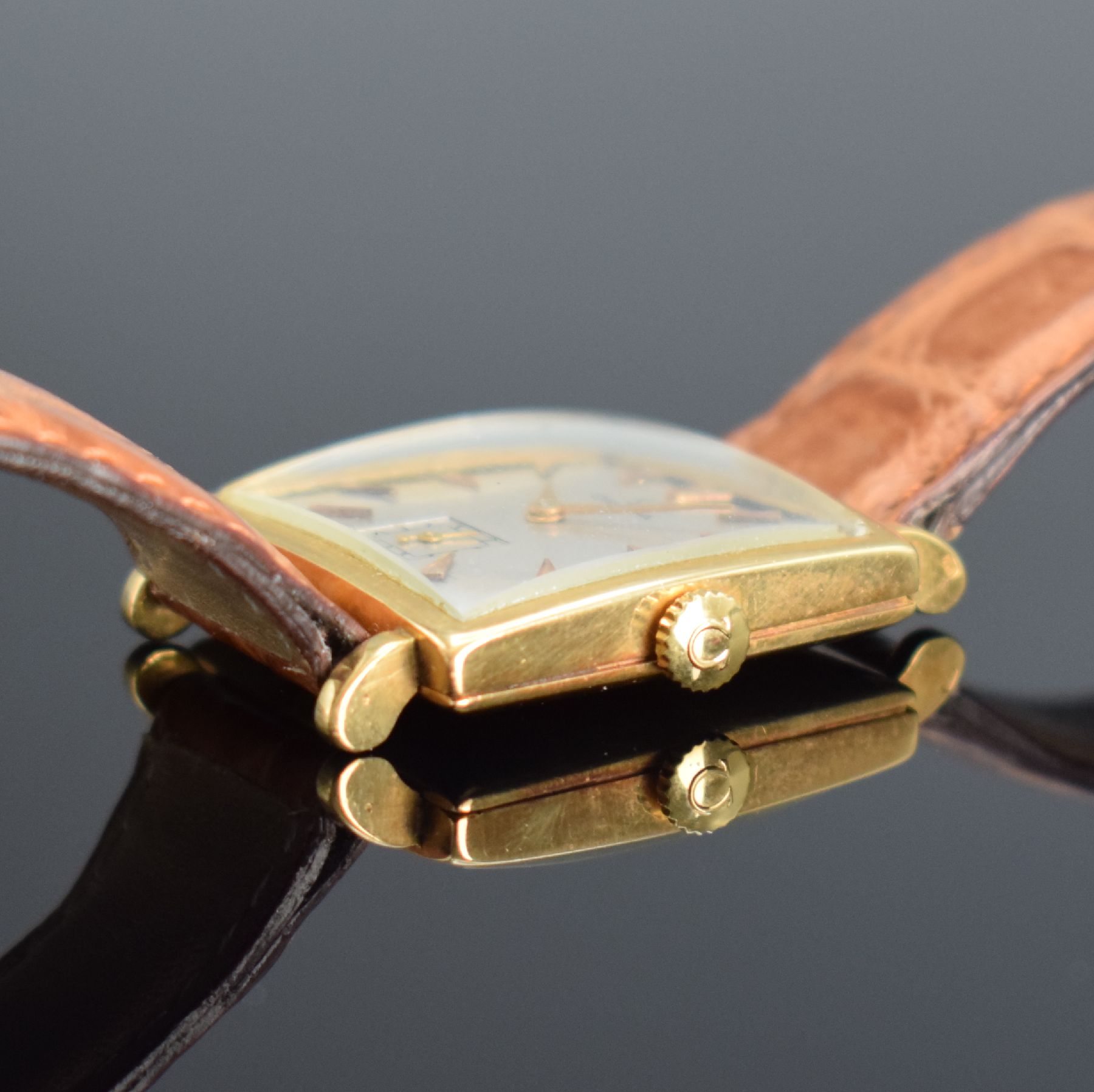 Detail e: OMEGA Damenarmbanduhr in GG 750/000, Schweiz um 1945, Handaufzug, Boden aufgedr., neutr. Lederband m. orig. verg. Dornschl., silb. Zifferbl. m. gold. ...