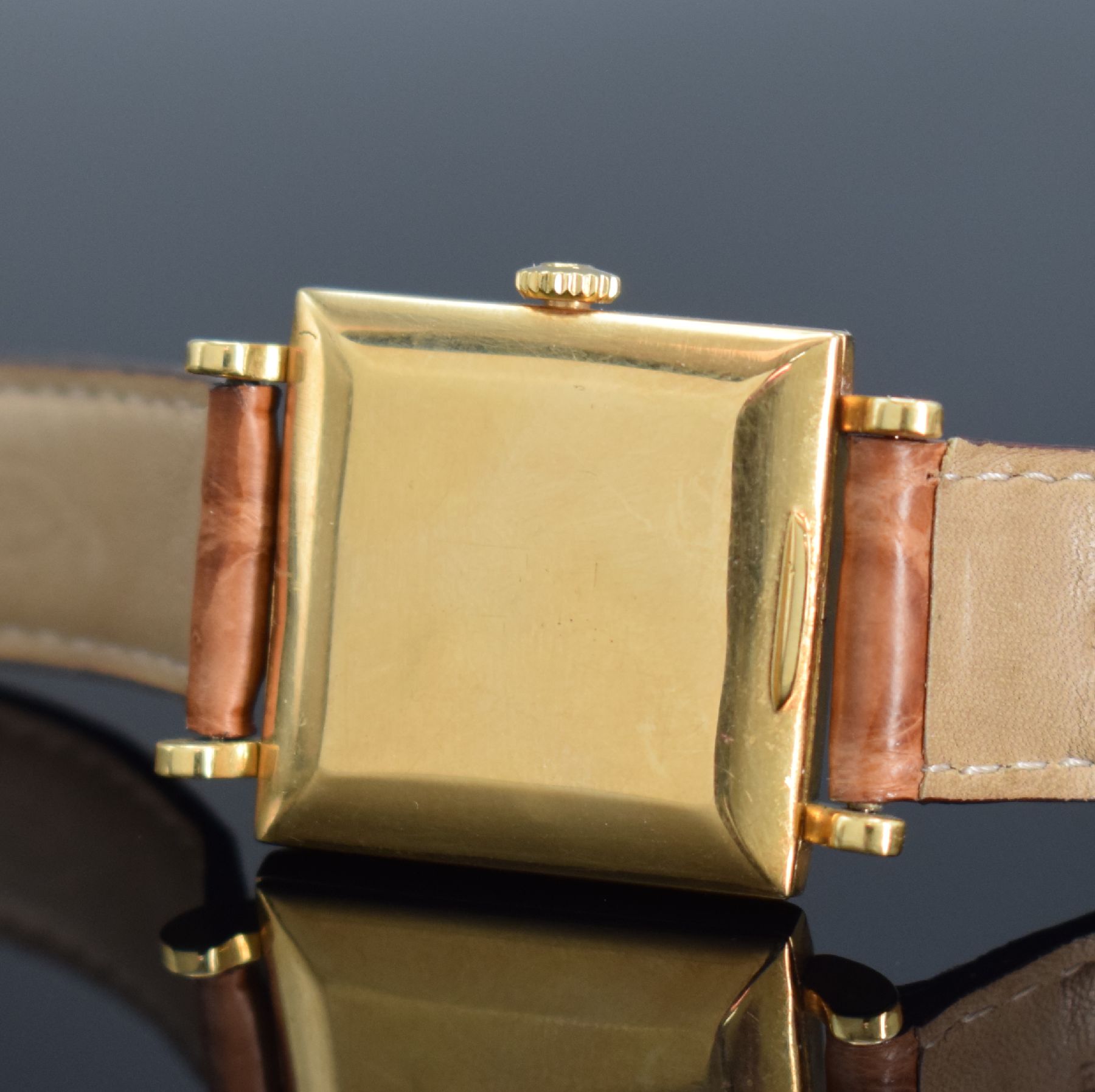 Detail f: OMEGA Damenarmbanduhr in GG 750/000, Schweiz um 1945, Handaufzug, Boden aufgedr., neutr. Lederband m. orig. verg. Dornschl., silb. Zifferbl. m. gold. ...