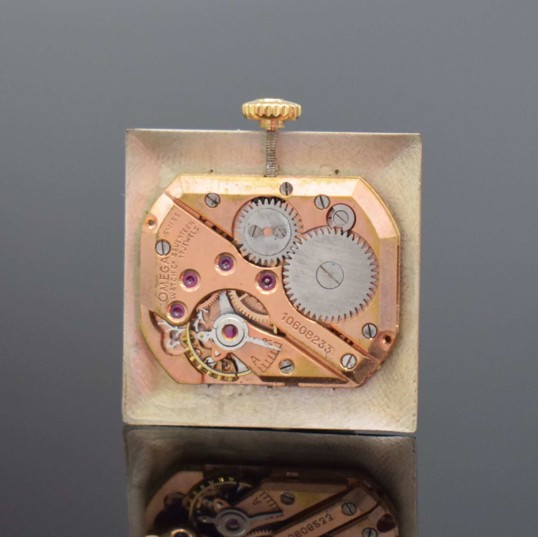 Detail g: OMEGA Damenarmbanduhr in GG 750/000, Schweiz um 1945, Handaufzug, Boden aufgedr., neutr. Lederband m. orig. verg. Dornschl., silb. Zifferbl. m. gold. ...