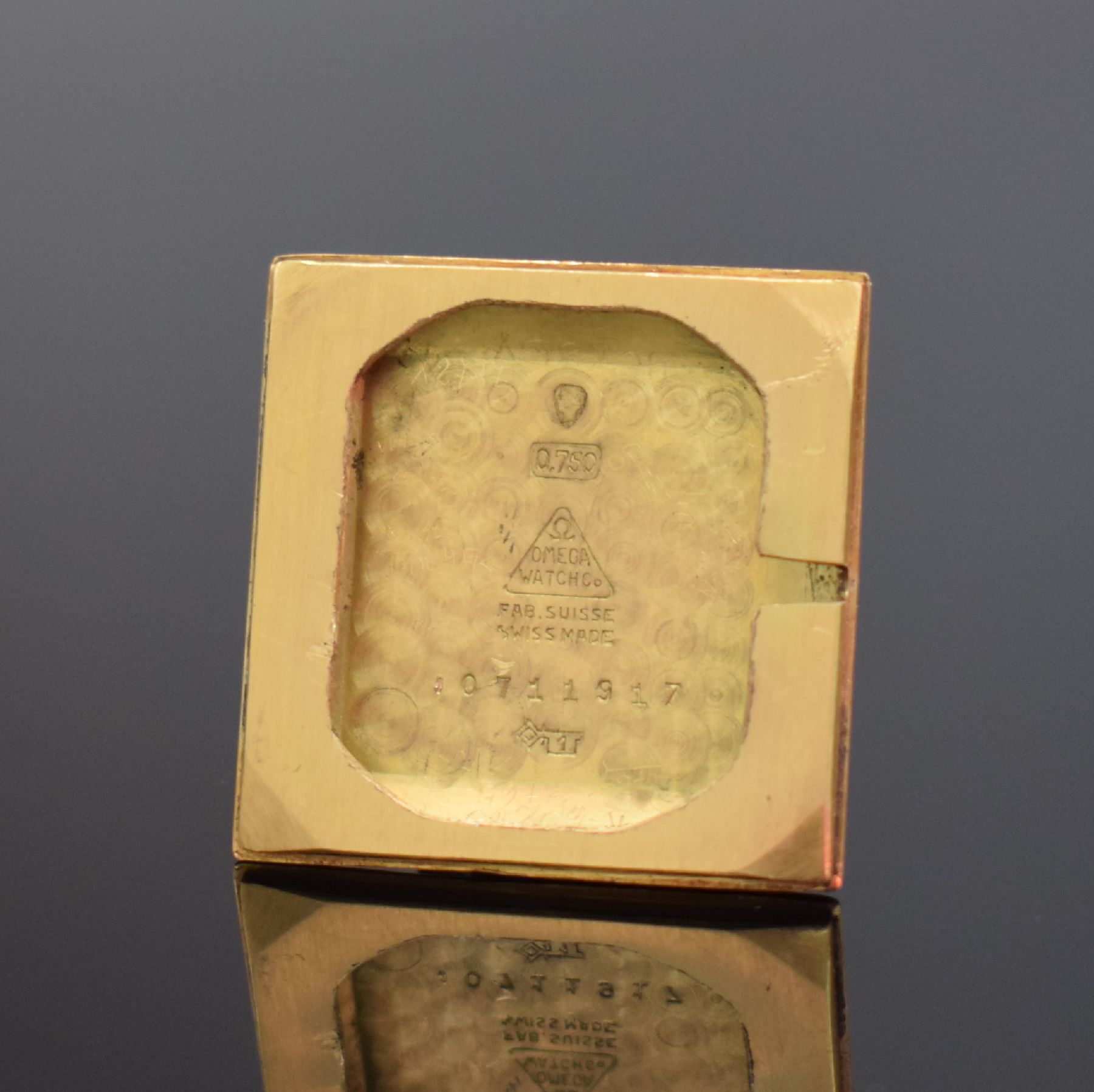 Detail h: OMEGA Damenarmbanduhr in GG 750/000, Schweiz um 1945, Handaufzug, Boden aufgedr., neutr. Lederband m. orig. verg. Dornschl., silb. Zifferbl. m. gold. ...