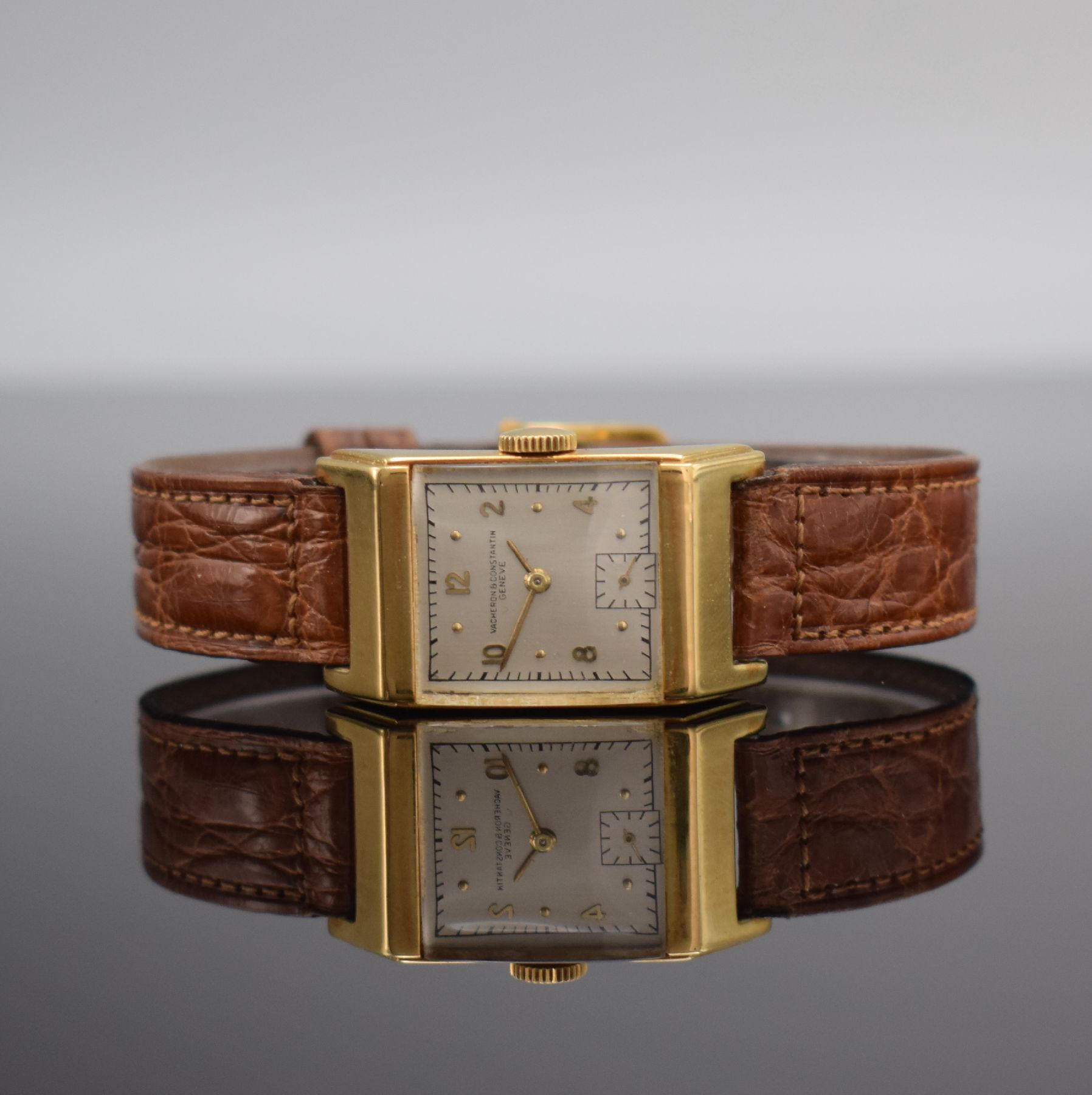 VACHERON & CONSTANTIN Armbanduhr in GG 750/000, Schweiz um 1940, Handaufzug, Boden aufgedr., silb. Zifferbl. dell./rest., gold. arab. Zahlen, gold. ...