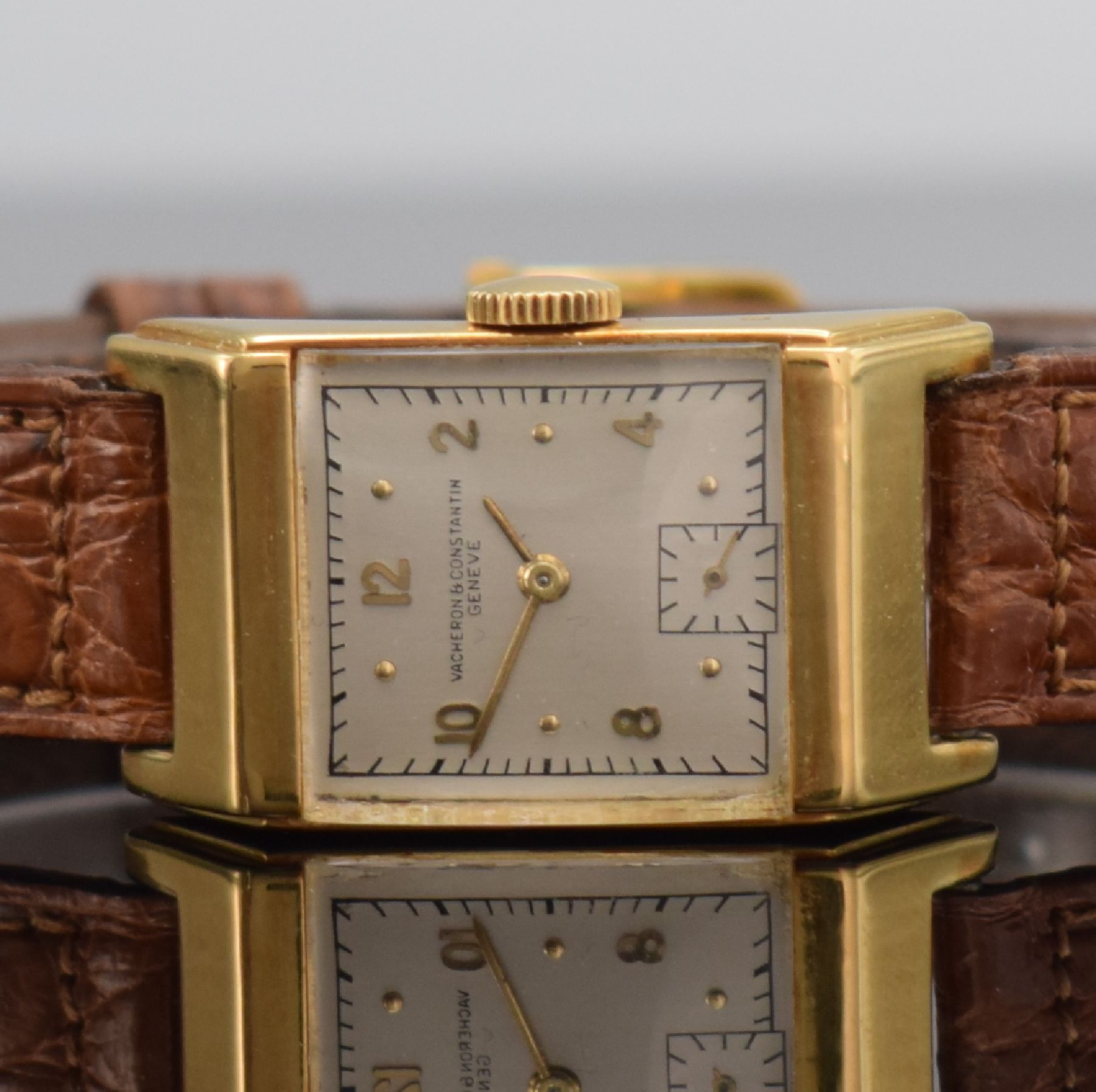 Detail a: VACHERON & CONSTANTIN Armbanduhr in GG 750/000, Schweiz um 1940, Handaufzug, Boden aufgedr., silb. Zifferbl. dell./rest., gold. arab. Zahlen, gold. ...