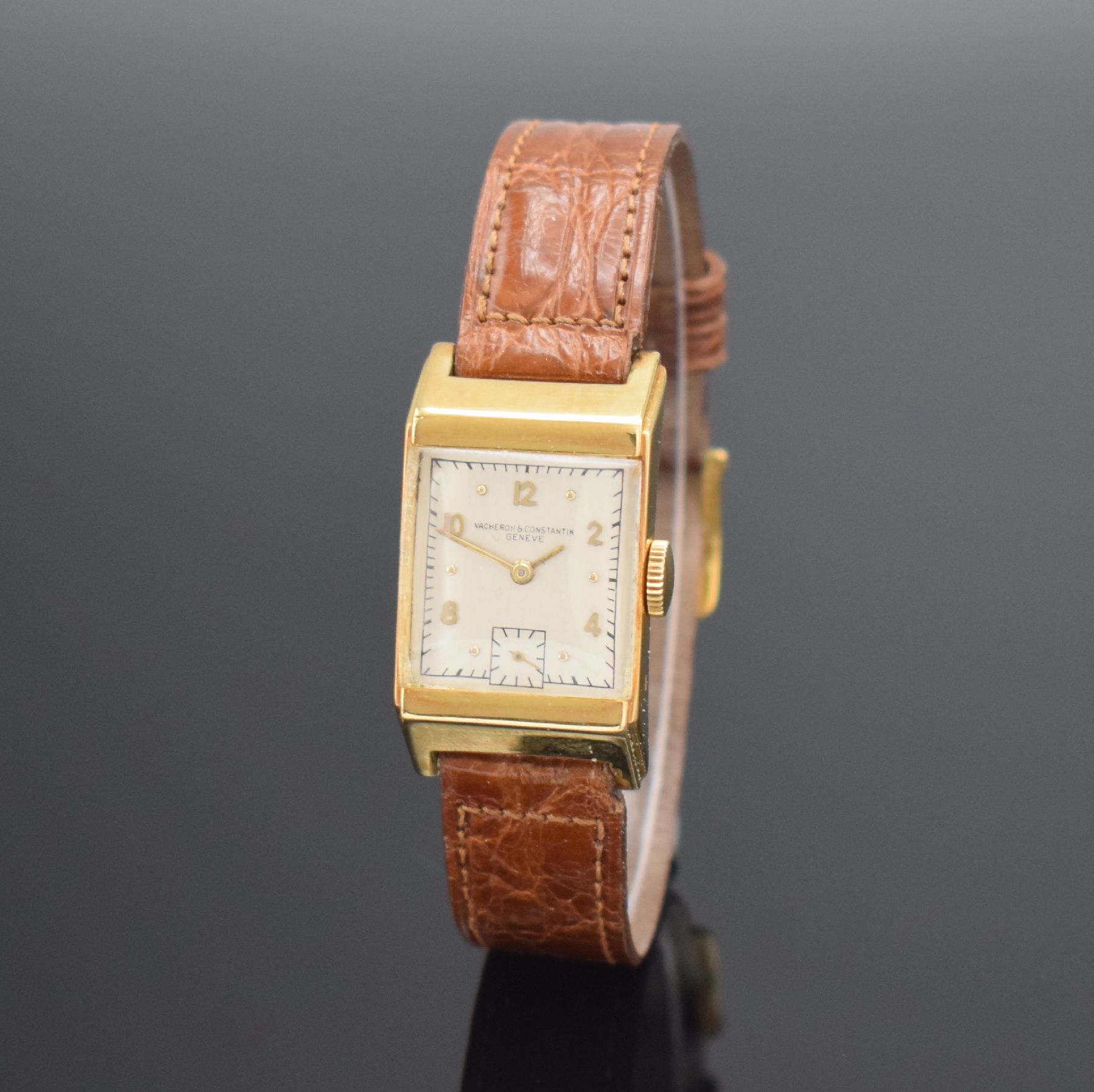 Detail b: VACHERON & CONSTANTIN Armbanduhr in GG 750/000, Schweiz um 1940, Handaufzug, Boden aufgedr., silb. Zifferbl. dell./rest., gold. arab. Zahlen, gold. ...